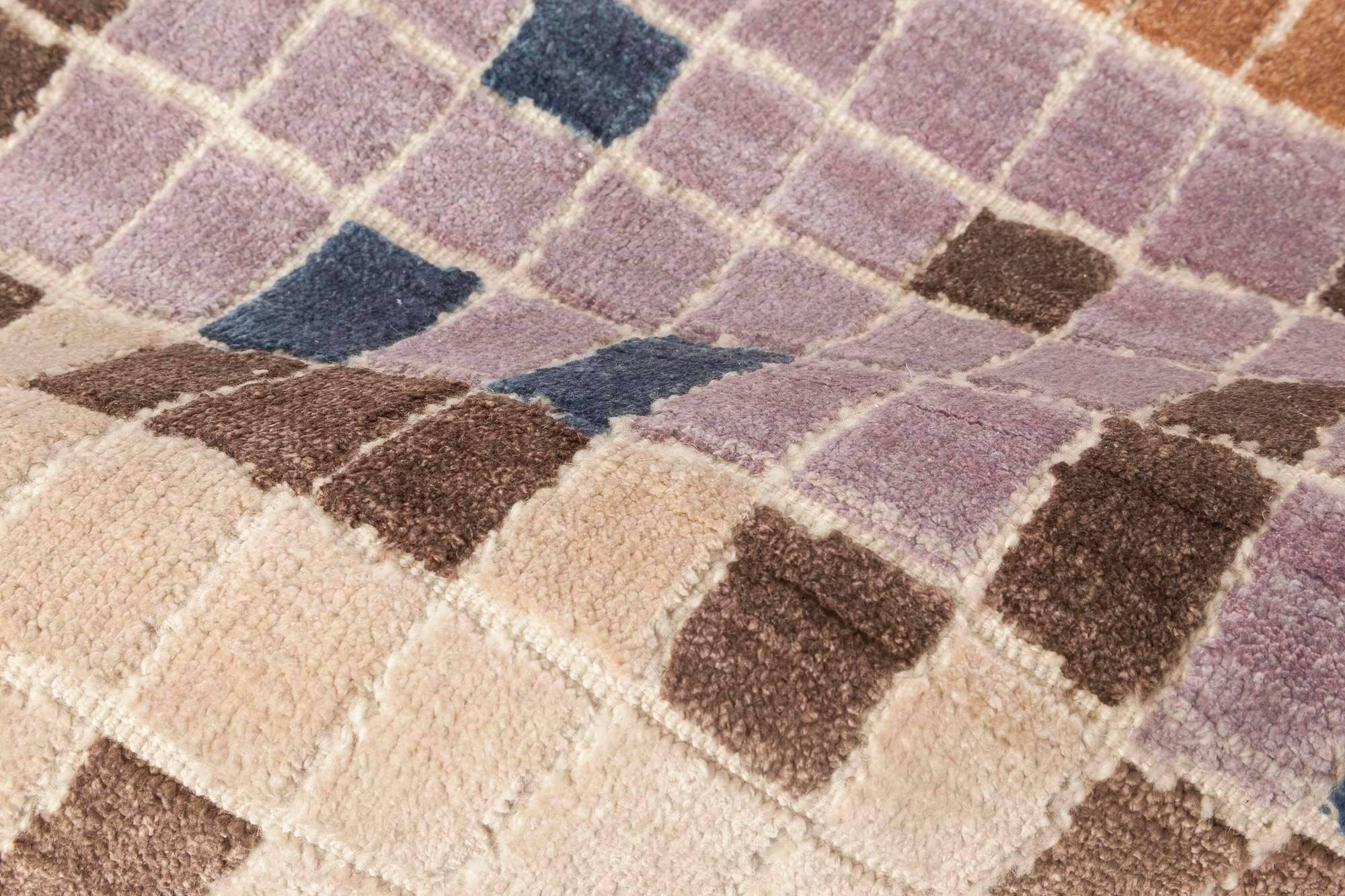 Moderner mehrfarbiger Teppich mit geometrischem Design und Kunststofffliesen von Doris Leslie Blau (Handgeknüpft) im Angebot