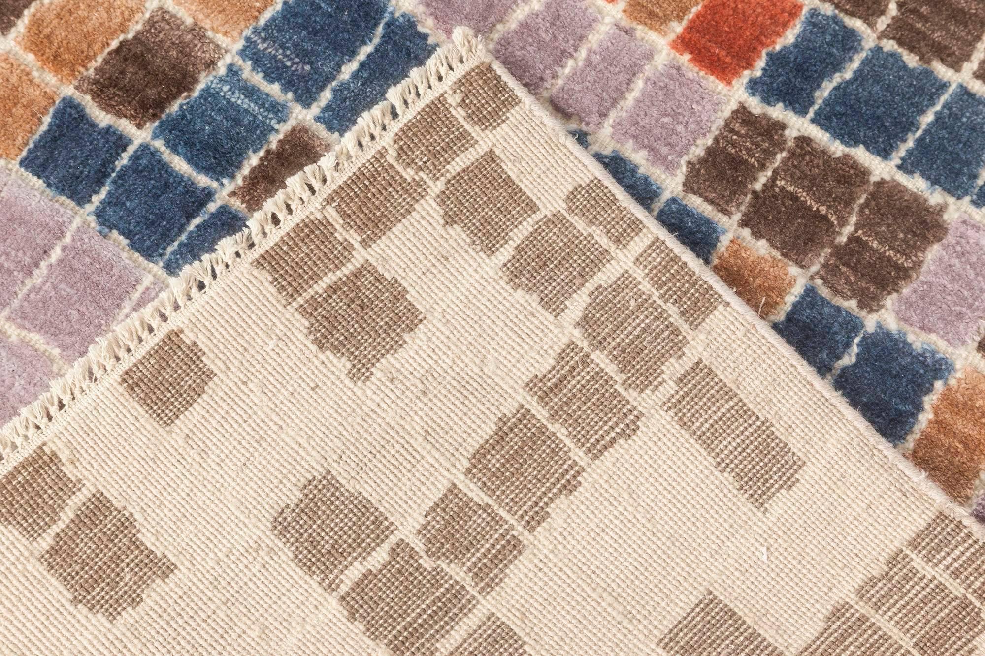 Moderner mehrfarbiger Teppich mit geometrischem Design und Kunststofffliesen von Doris Leslie Blau im Angebot 1