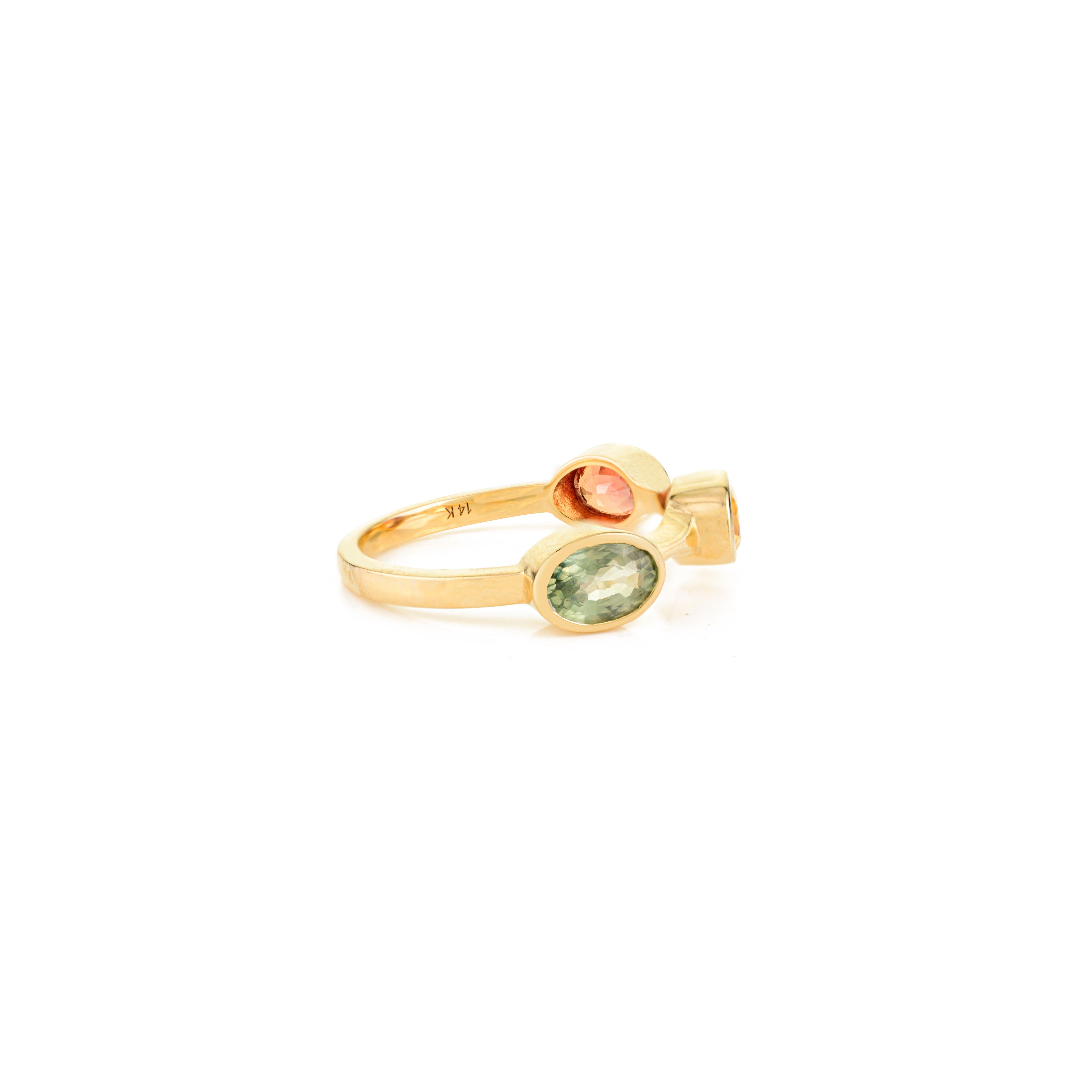 En vente :  Bague moderne à trois pierres en or jaune 14k et saphirs multiples 3