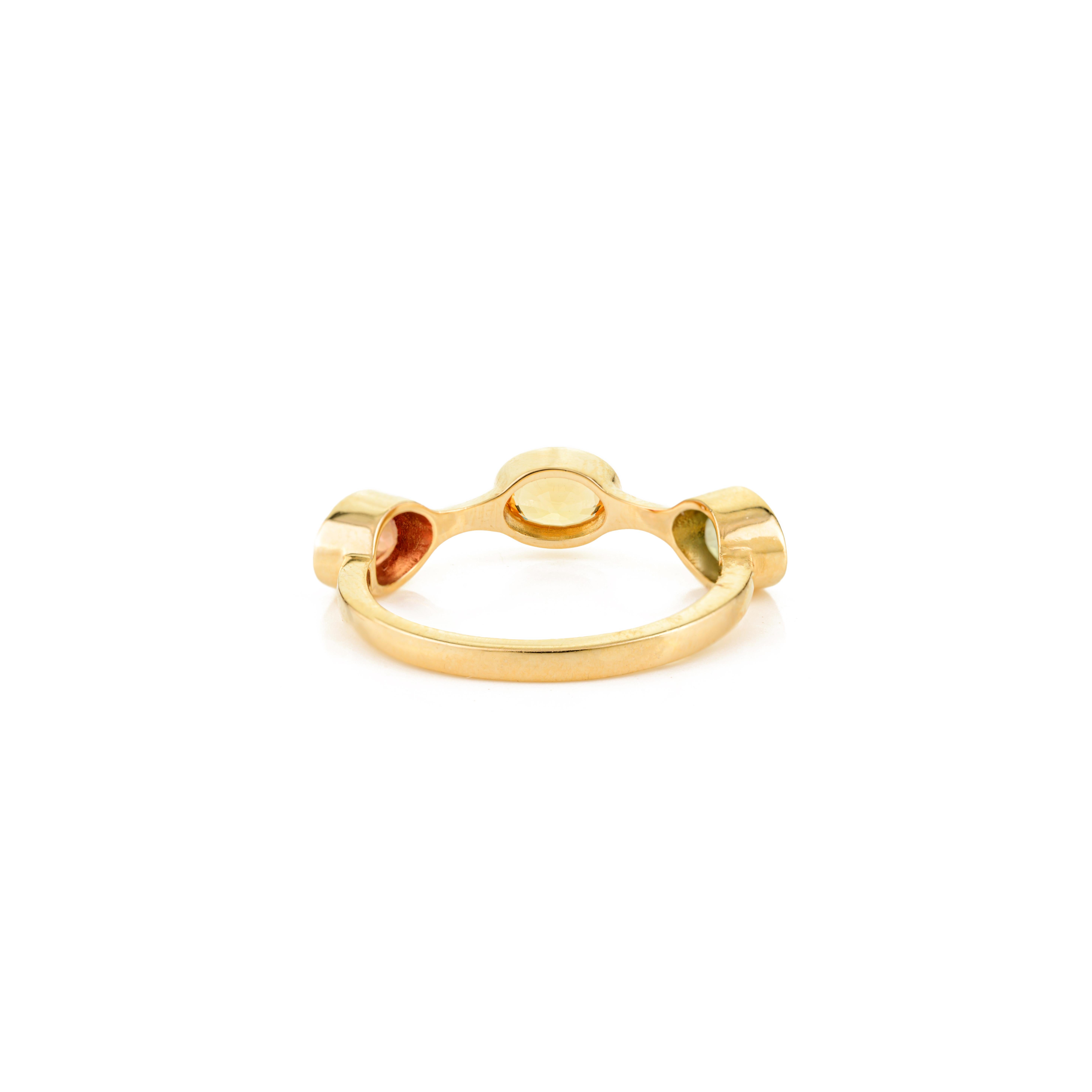 En vente :  Bague moderne à trois pierres en or jaune 14k et saphirs multiples 7