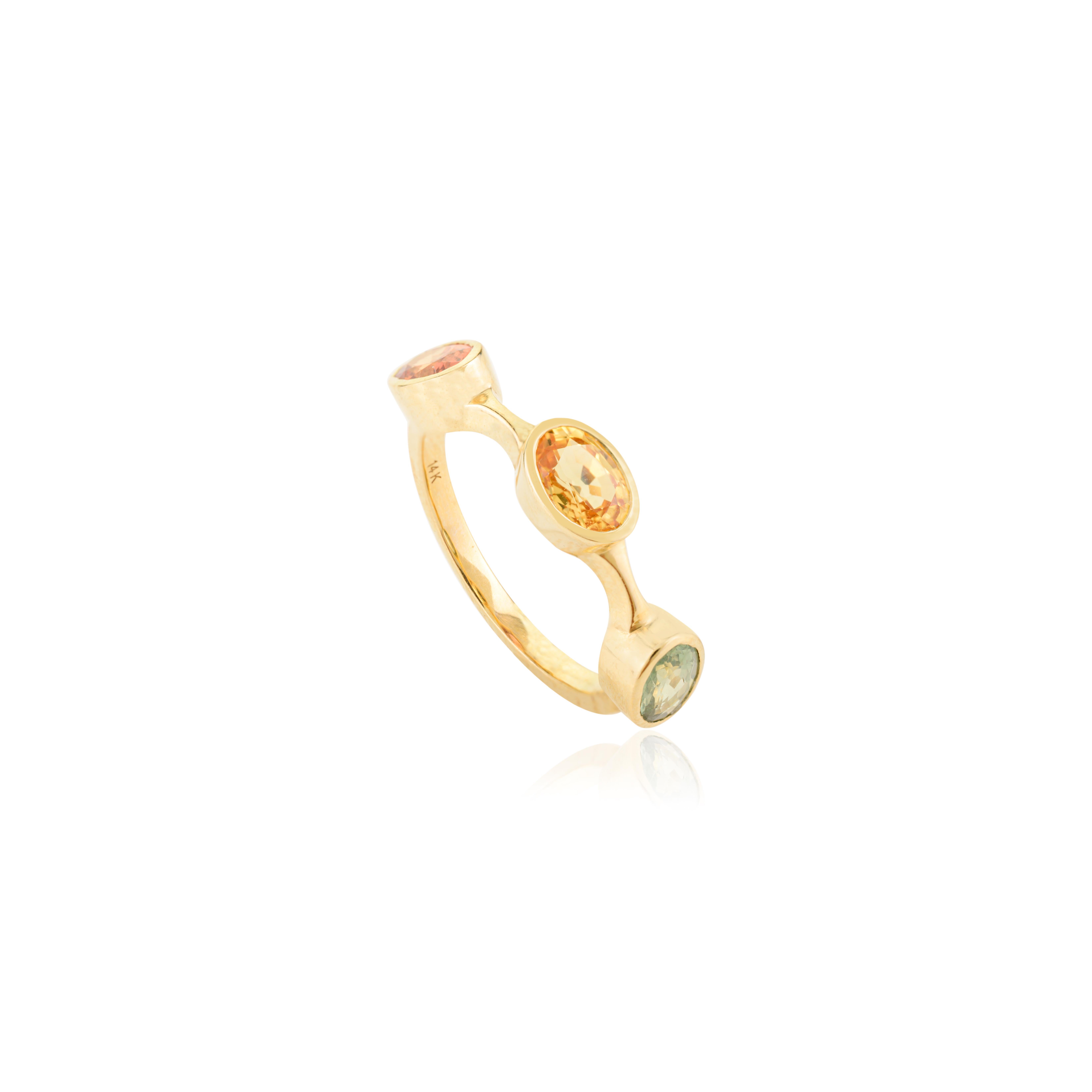 En vente :  Bague moderne à trois pierres en or jaune 14k et saphirs multiples 9