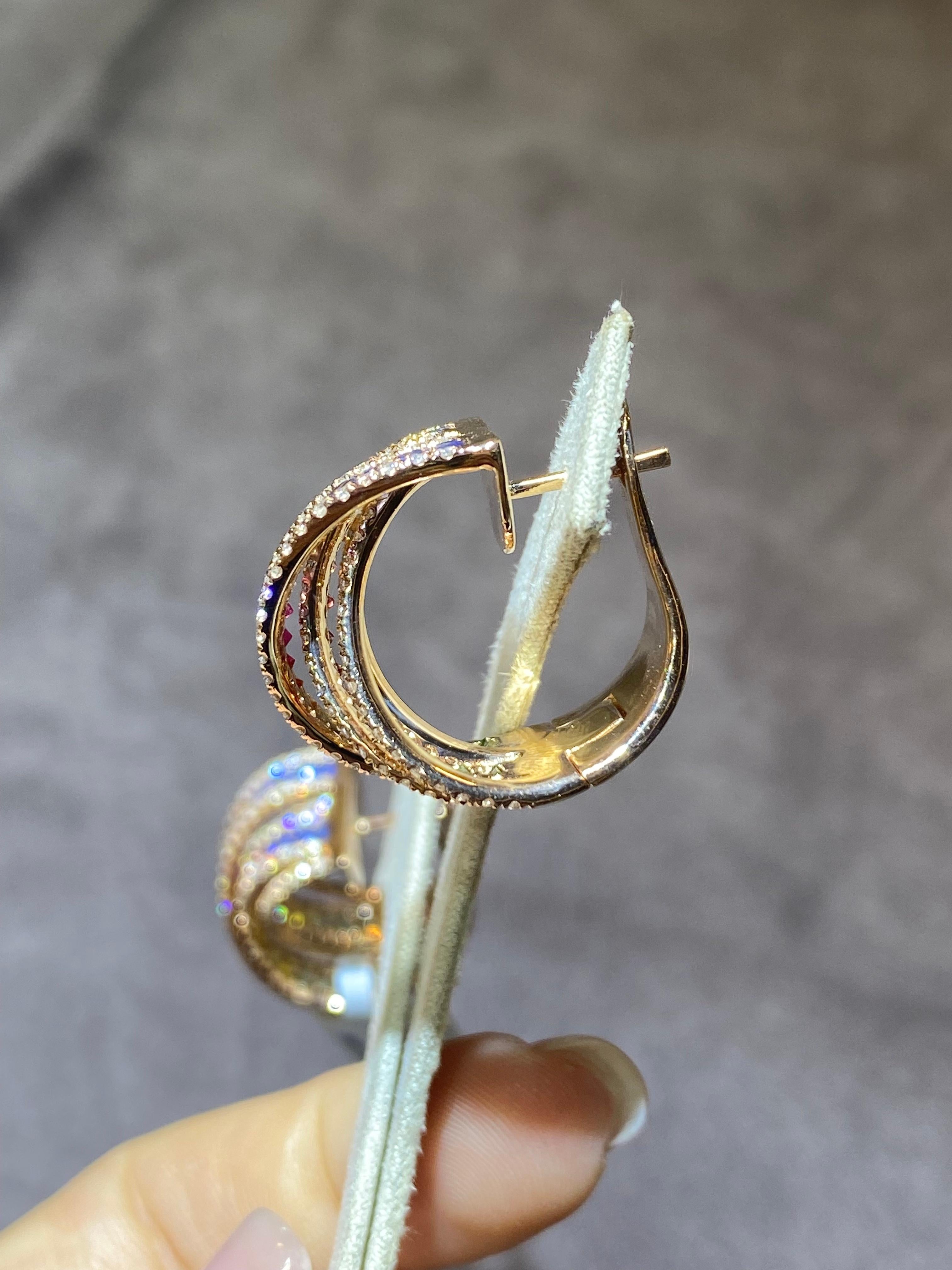 Taille ronde Boucles d'oreilles modernes en or jaune 18 carats avec saphirs et diamants pour elle en vente