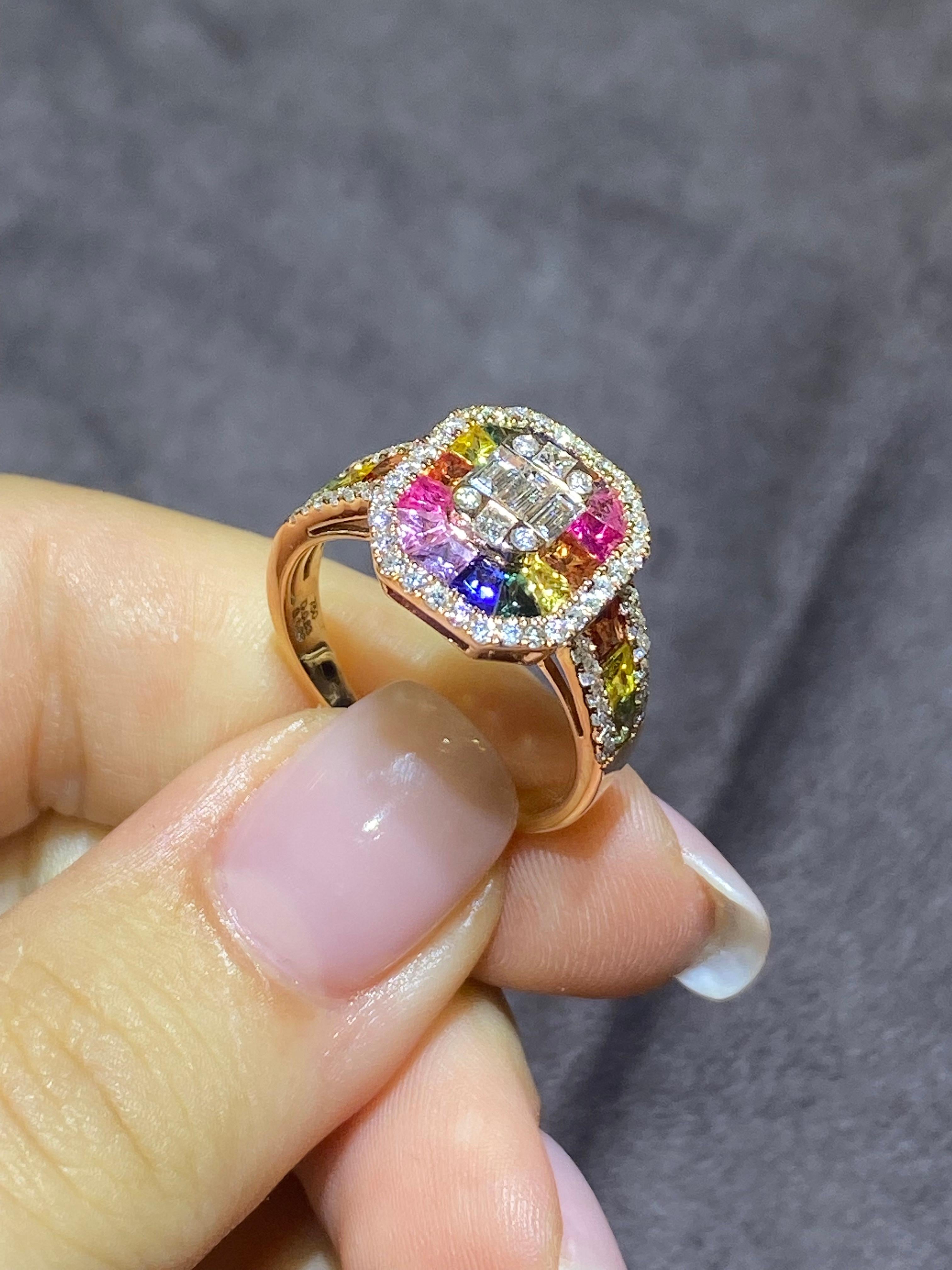 Modern Multi Sapphire Yellow Gold 18K Ring for Her In New Condition For Sale In Montreux, CH