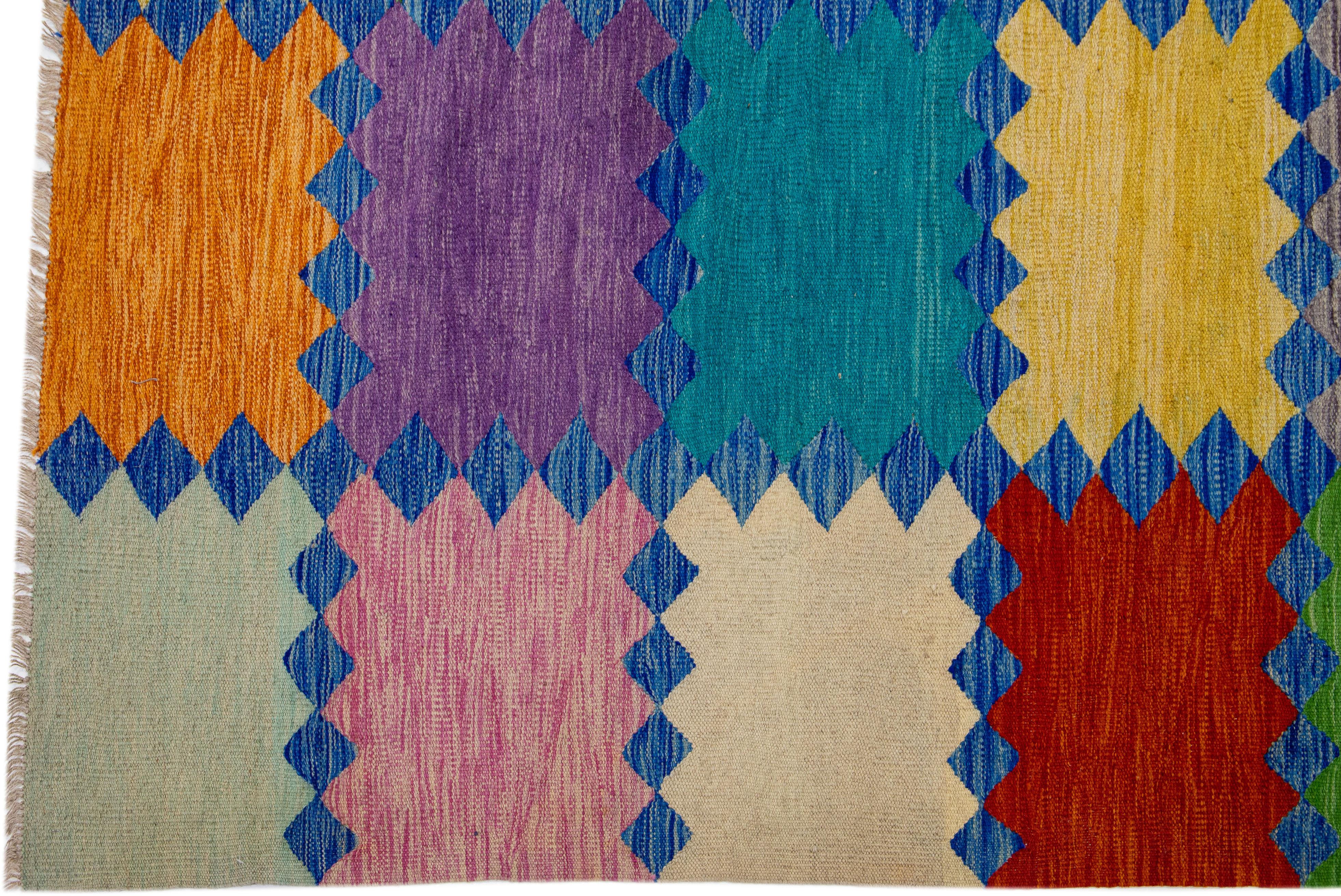Moderner mehrfarbiger Flachgewebe-Kelim-Wollteppich mit geometrischem Muster im Zustand „Neu“ im Angebot in Norwalk, CT