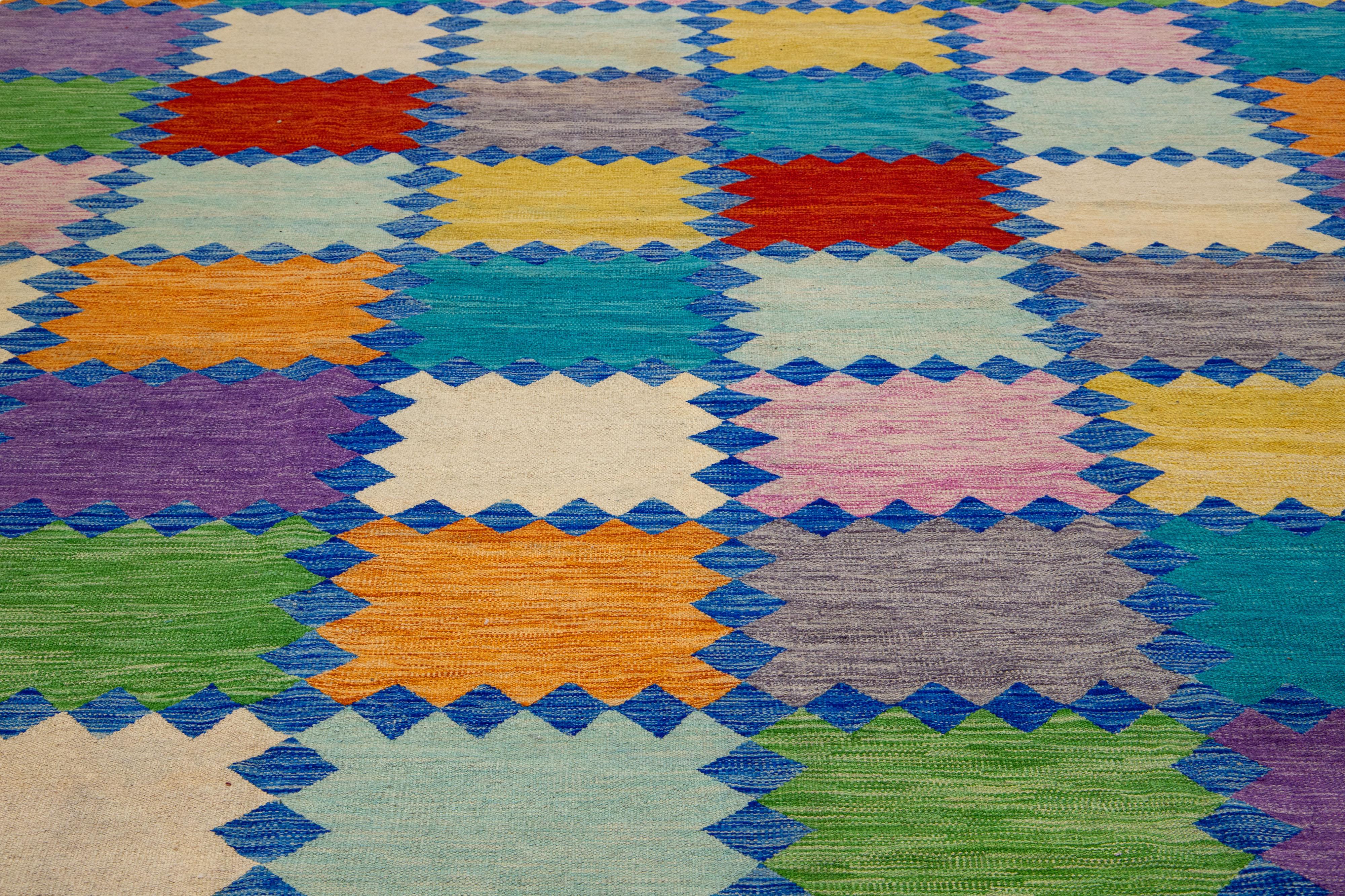 Moderner mehrfarbiger Flachgewebe-Kelim-Wollteppich mit geometrischem Muster (21. Jahrhundert und zeitgenössisch) im Angebot