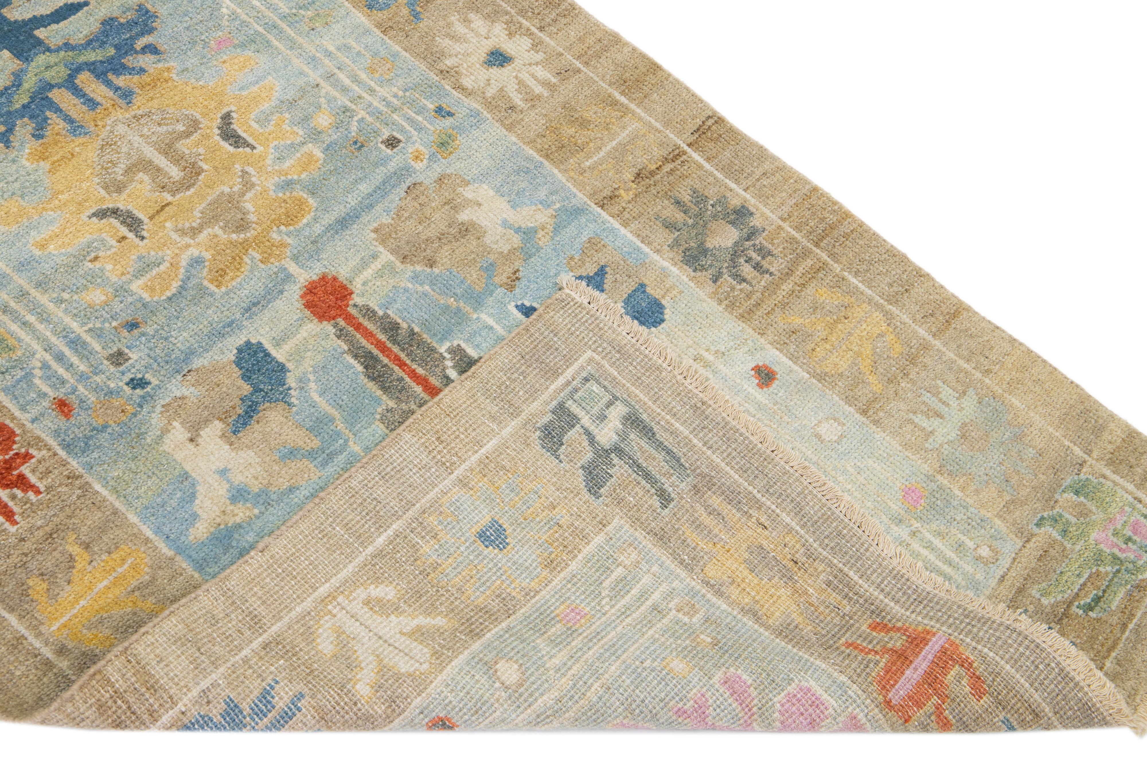 Moderner Läufer aus handgeknüpfter Wolle Mahal mit blauem Feld. Dieses Stück hat einen hellbraunen Rahmen und mehrfarbige Akzentfarben, die ein wunderschönes All-Over-Blumenmuster aufweisen.

Dieser Teppich misst: 3' x 18'8