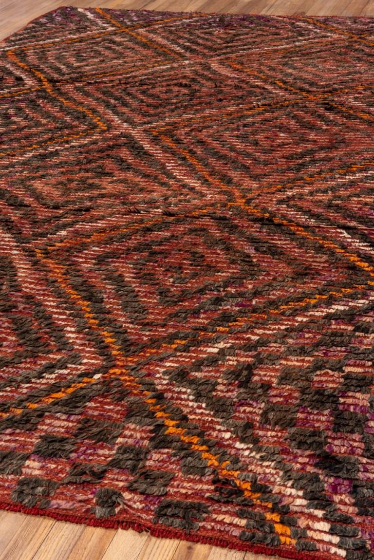 Moderner mehrfarbiger marokkanischer Teppich (Marokkanisch) im Angebot