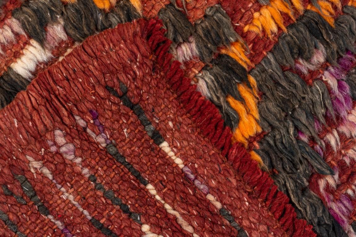 Moderner mehrfarbiger marokkanischer Teppich (Wolle) im Angebot
