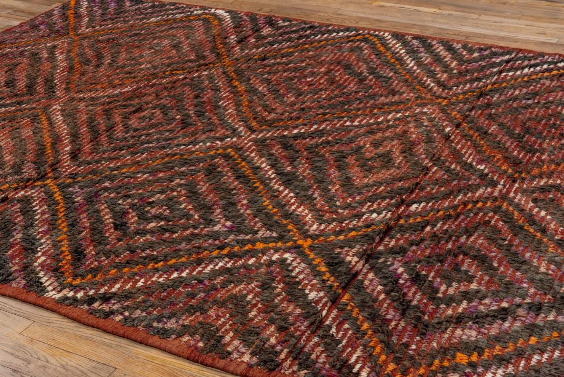 Moderner mehrfarbiger marokkanischer Teppich im Angebot 2
