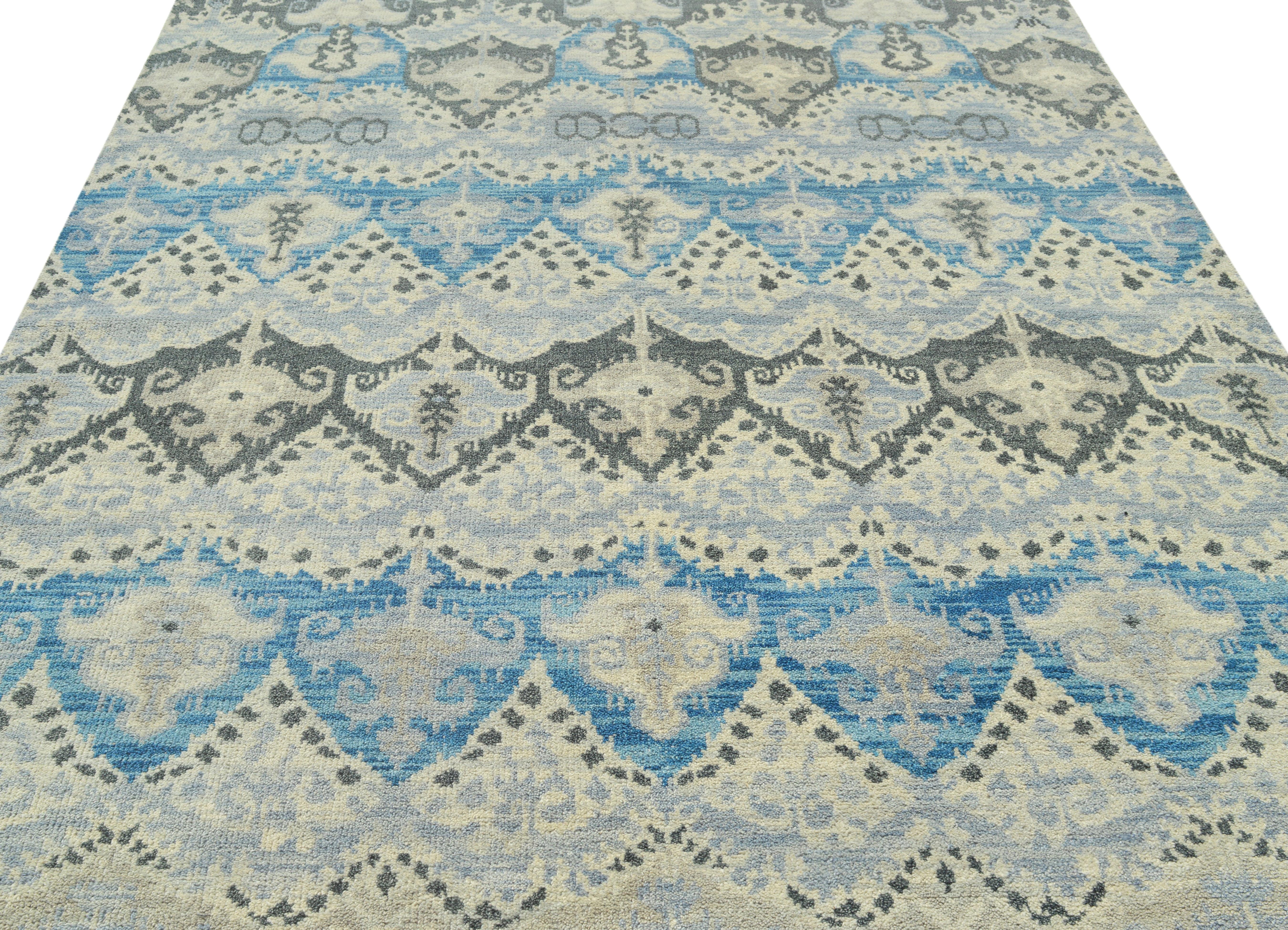 Poils de laine noués à la main sur une base de coton.

Origine : Inde

Couleur du champ : multicolore 

Couleur des accents : bleu, argent, gris, beige.