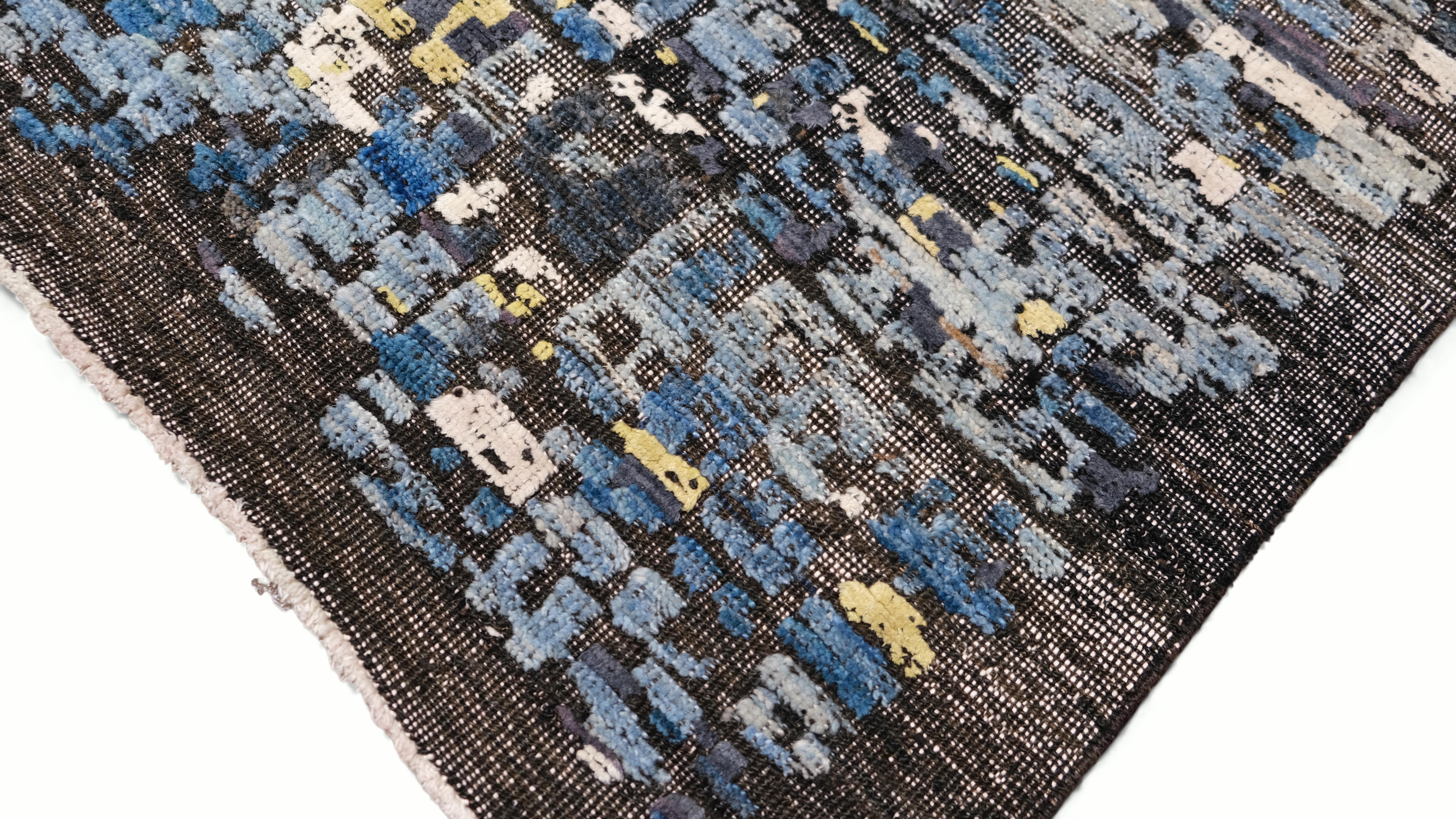 Verwandeln Sie Ihren Raum mit diesem atemberaubenden handgeknüpften Teppich aus Wolle und Seide. Mit seinem exquisiten mosaik-kubistisch inspirierten Design in Blau-, Grau- und Anthrazit-Tönen sowie dezenten gelben Akzenten bietet dieser Teppich