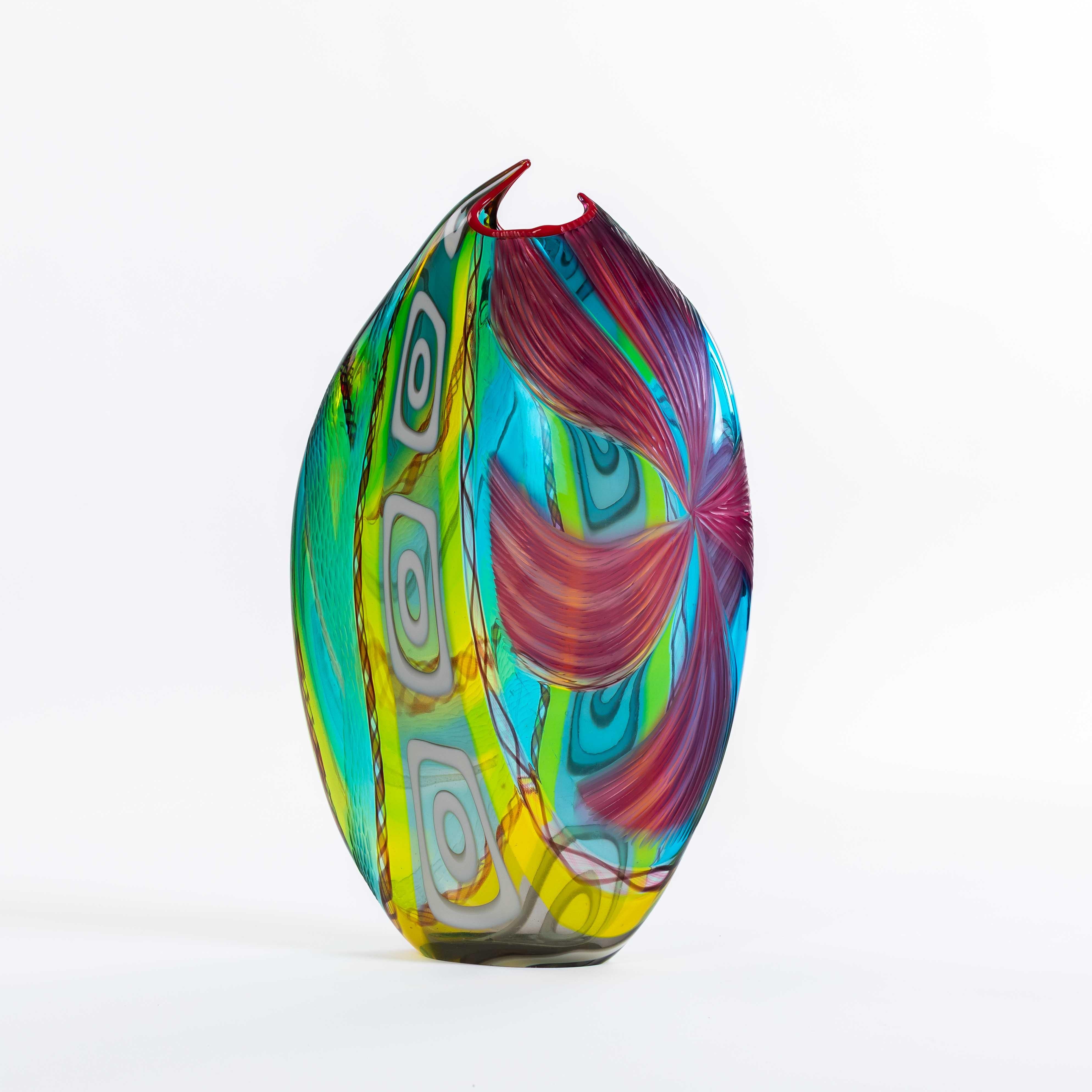 Eccezionale, moderno vaso multicolore in vetro di Murano con murrine bianche rettangolari di Andrea Zilio.
Questo oggetto d'arte di Murano è un pezzo unico stravagante sotto ogni punto di vista.
La sua altezza di 52 cm non è dominante e la sua forma