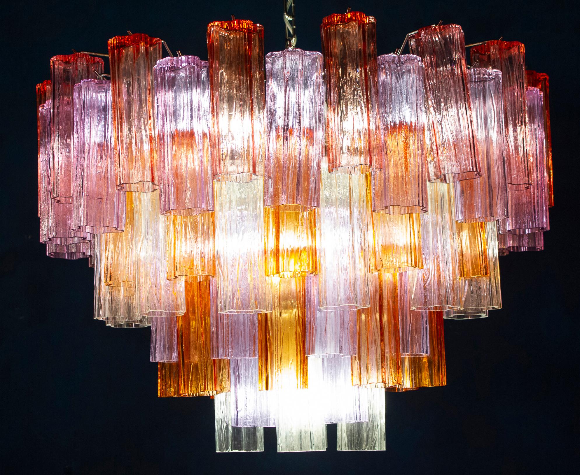 Questo sorprendente lampadario con una rara combinazione di colori, vista l'unicità dei preziosi vetri di Murano color ambra, rosa, ametista e ghiaccio. Ogni lampadario è composto da 78 elementi tronchi in vetro soffiato sostenuti da una struttura