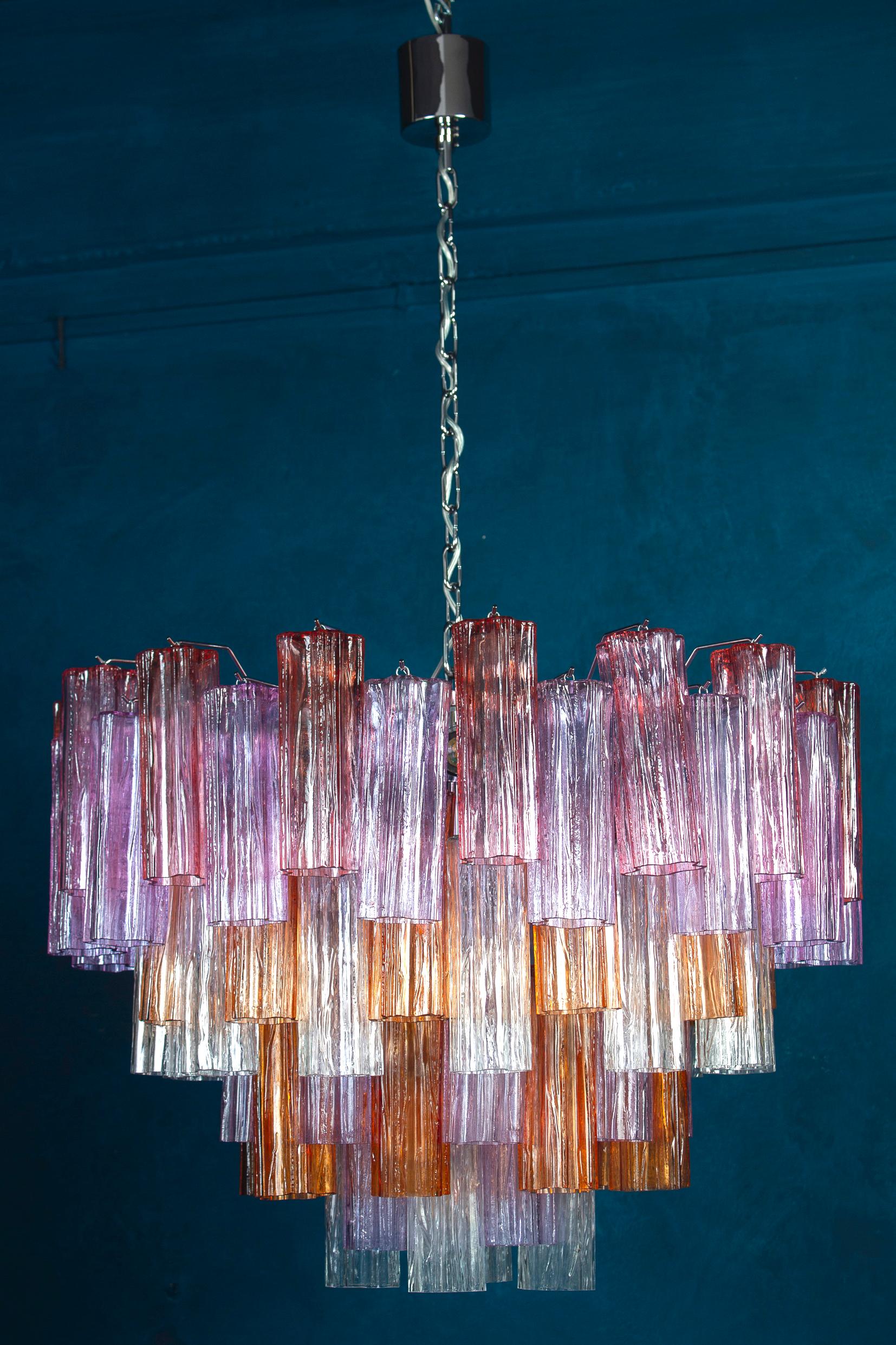 Questo sorprendente lampadario con una rara combinazione di colori, vista l'unicità dei preziosi vetri di Murano color ambra, rosa, ametista e ghiaccio. Ogni lampadario è composto da 78 elementi tronchi in vetro soffiato sostenuti da una struttura