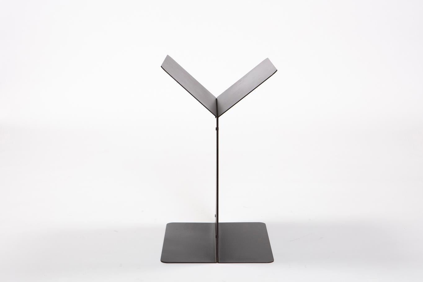 Table d'appoint et étagère modernes multifonctionnelle en acier « Y » Neuf - En vente à Treadwell, NY