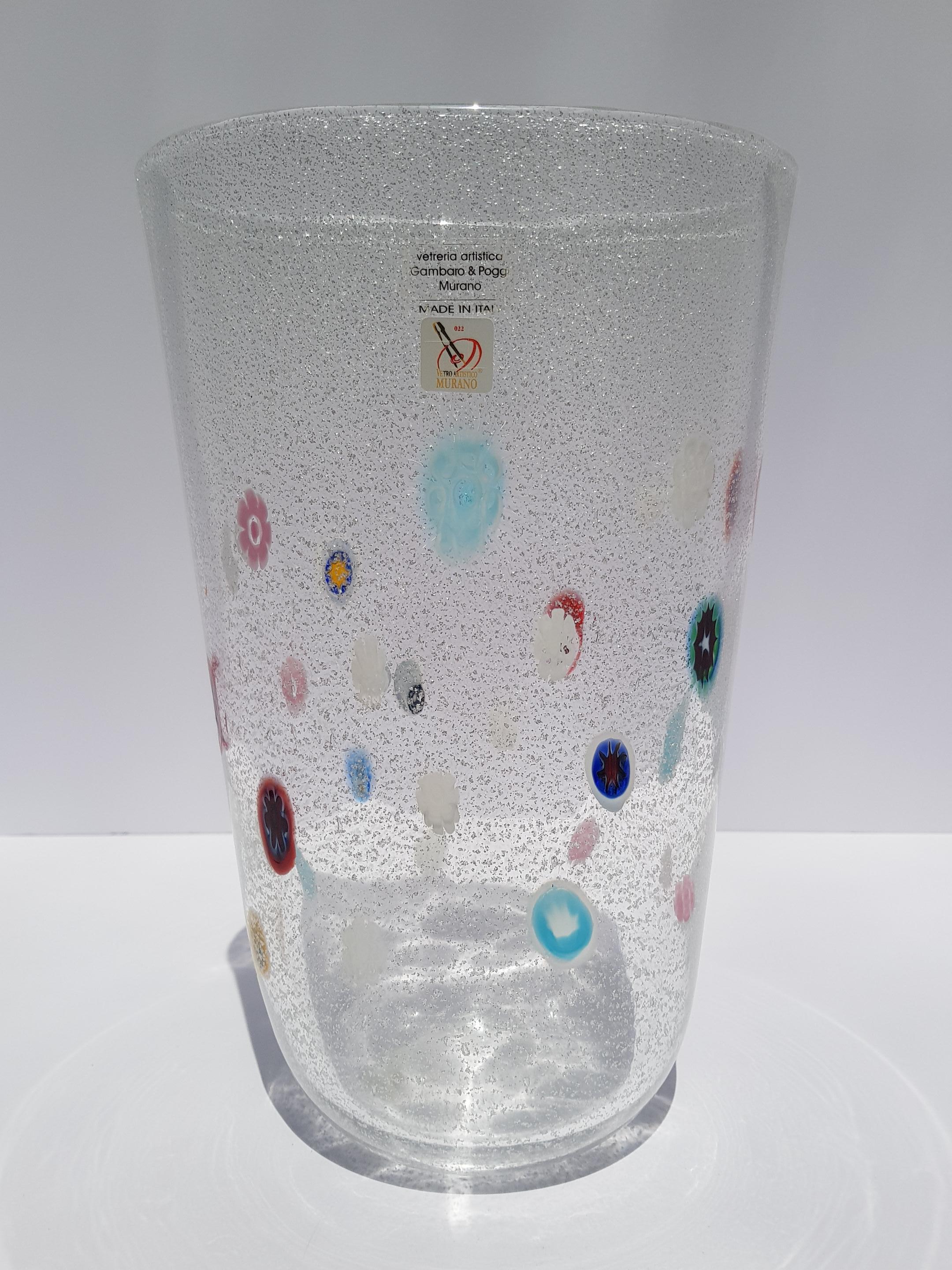Grande, elegante y moderno: el epítome del mejor vidrio artístico. Este jarrón de cristal artístico de Murano fue fabricado a mano en la isla veneciana de Murano por los hábiles artistas de Gambaro & Poggi. Este exquisito jarrón está fabricado con