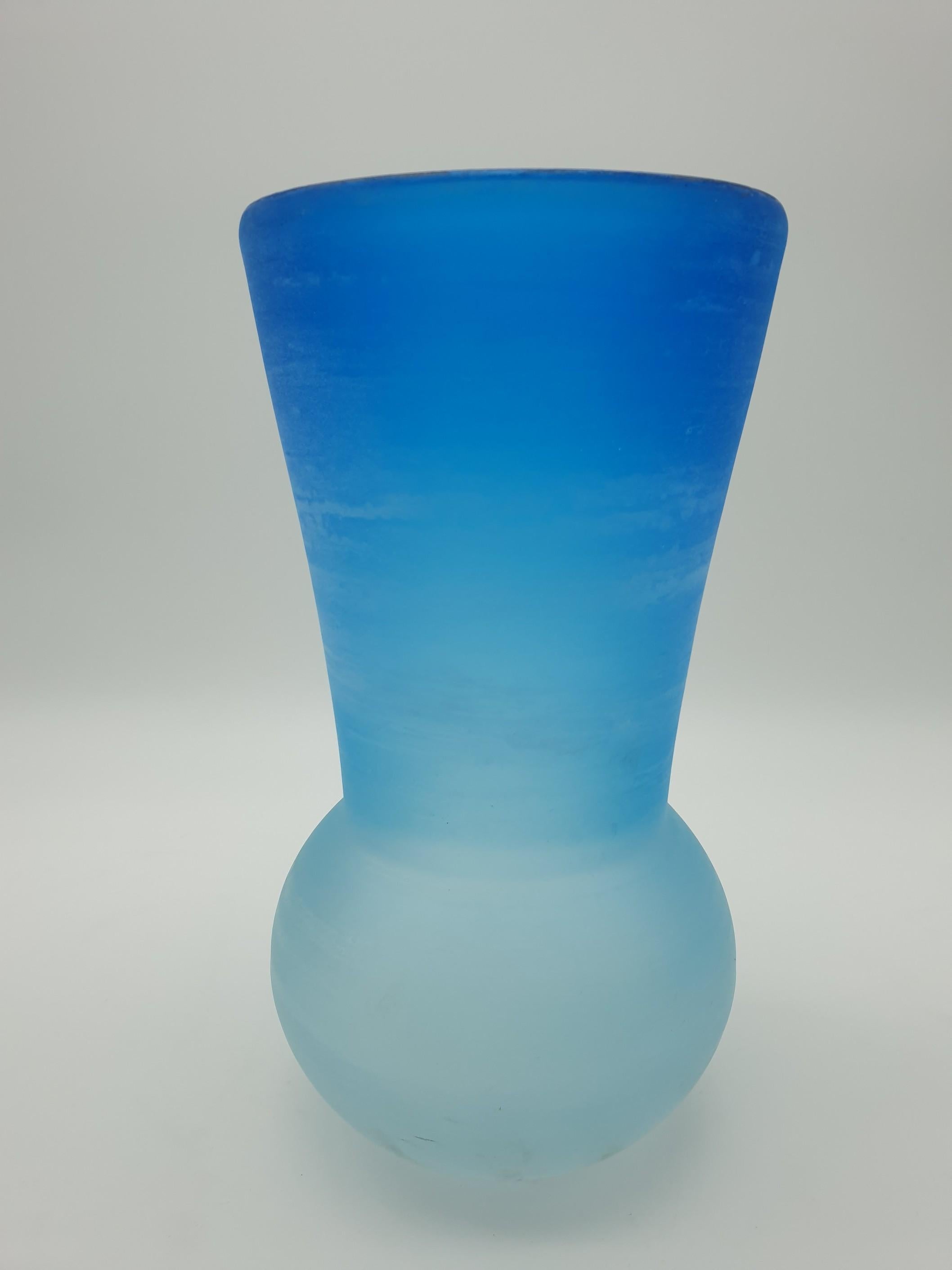 A delicate blue “scavo” glass vase by Gino Cenedese e Figlio, completely handmade in Murano in the mid-1980s. This modern vase is a refined example of simplicity in design, distinctive of all items in the Cenedese’s “scavo” collection, a tulip bulb