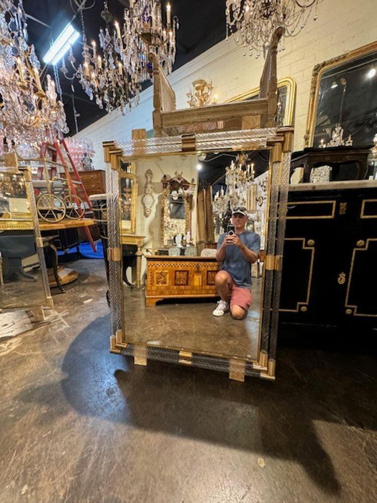 Miroir décoratif moderne en verre double torsion de Murano et en laiton. Une beauté étincelante qui ne manquera pas d'impressionner. Charmant !!!