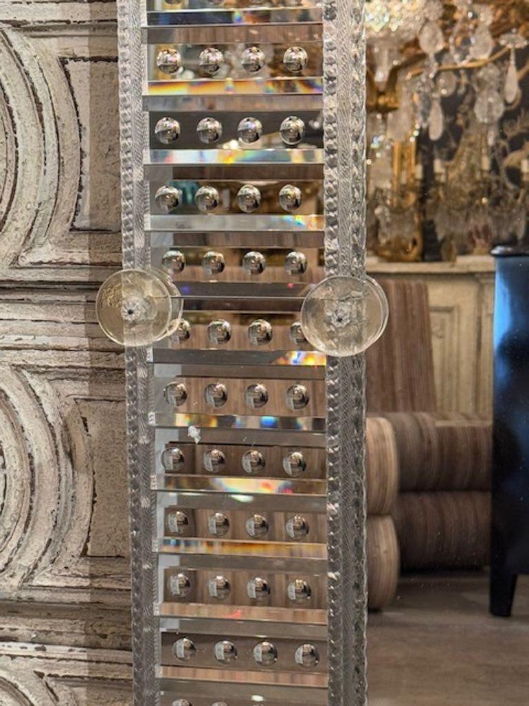 Élevez votre espace grâce à l'élégance épurée du miroir moderne en verre gravé Murano. L'artisanat méticuleux est évident dans la finition du cadre en miroir, apportant une touche luxueuse et sophistiquée à n'importe quelle pièce. Cette pièce allie