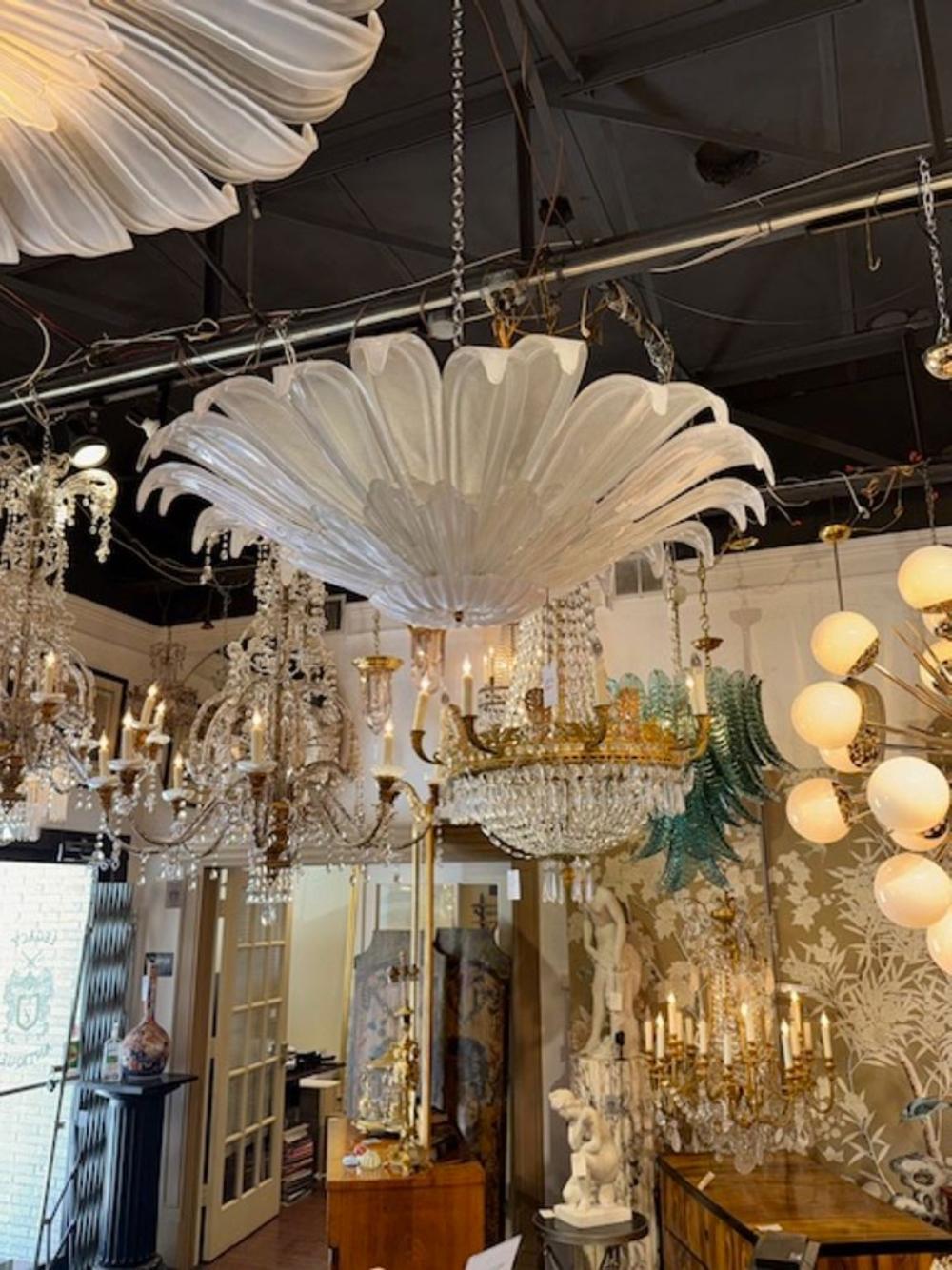 Italiano Lampadario moderno a incasso a forma di fiore in vetro satinato di Murano in vendita