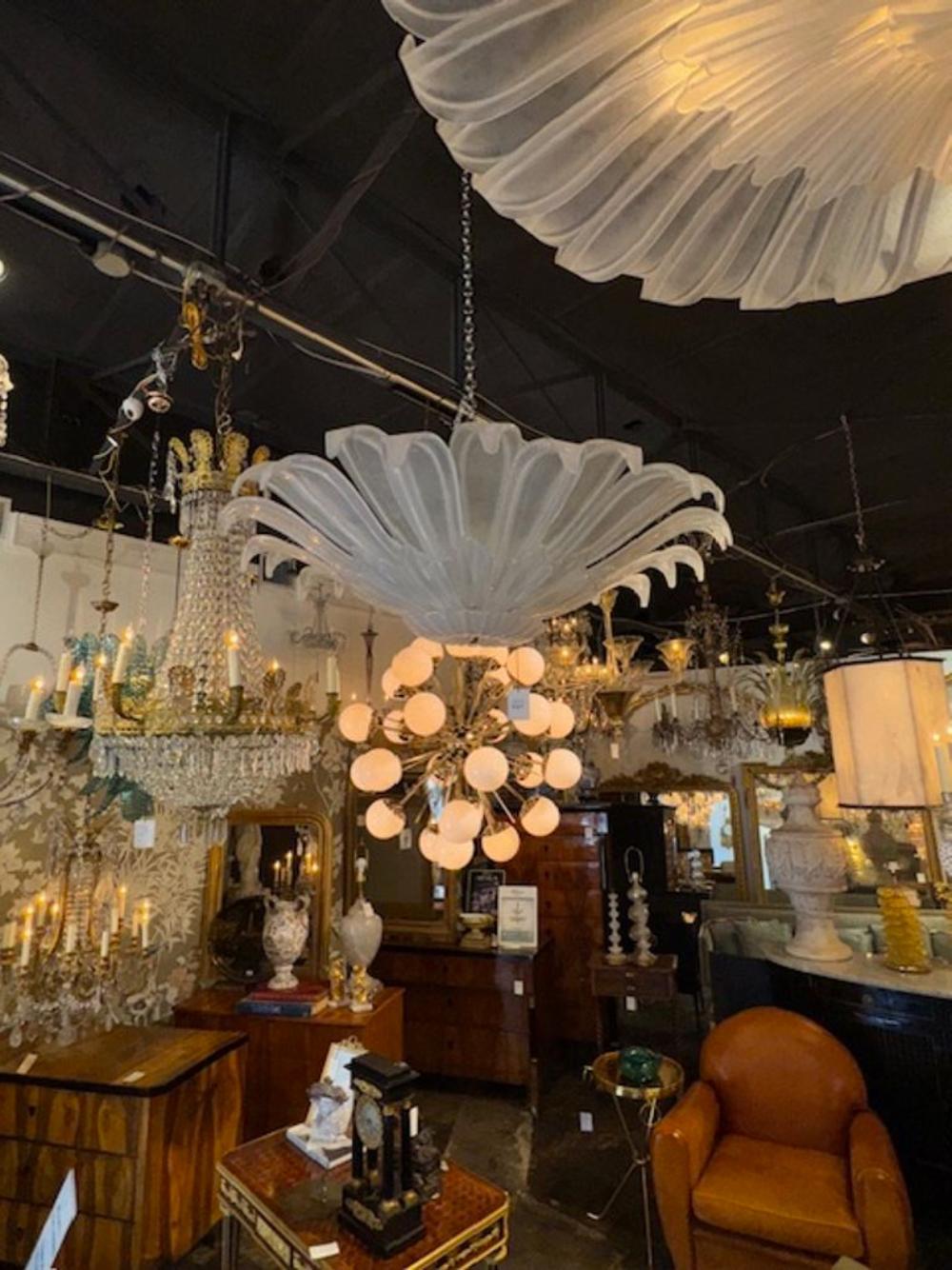 Lampadario moderno a incasso a forma di fiore in vetro satinato di Murano In condizioni buone in vendita a Dallas, TX