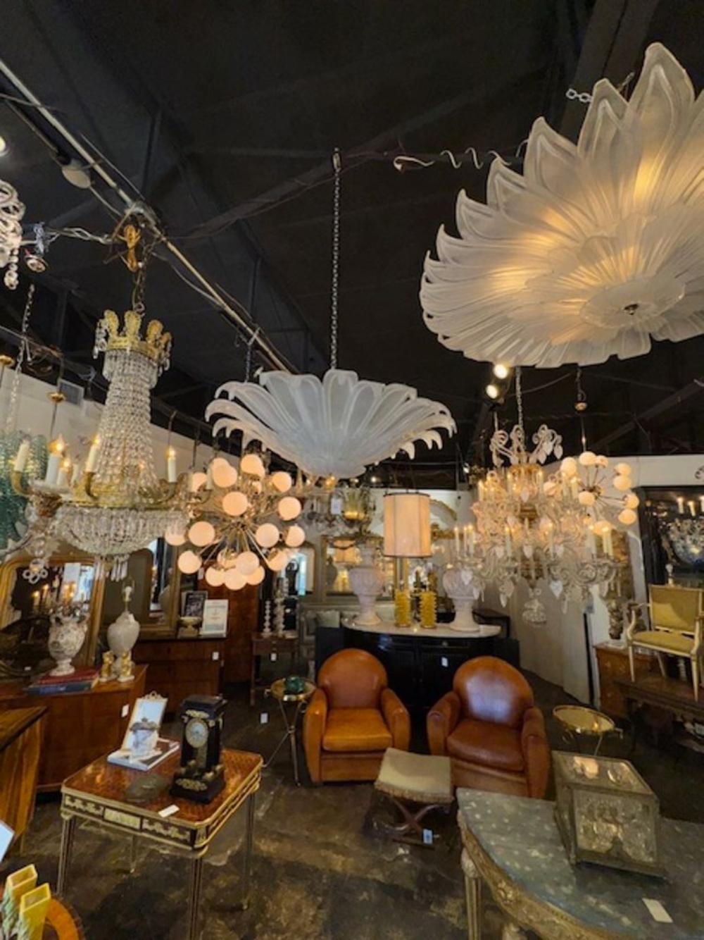 XXI secolo e contemporaneo Lampadario moderno a incasso a forma di fiore in vetro satinato di Murano in vendita