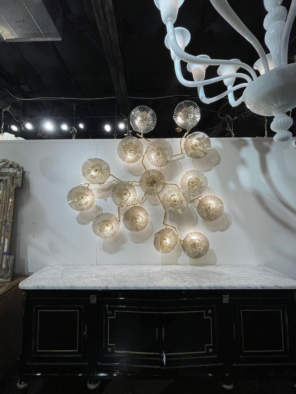 Applique décorative moderne en verre de Murano et laiton avec fleurs. Le verre est d'une couleur bronze-or et brille de mille feux.  Une véritable œuvre d'art.  C'est très beau !