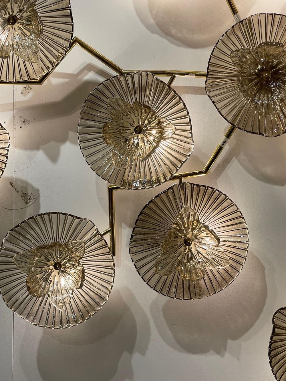 Applique murale d'art moderne en verre de Murano et laiton à fleurs Bon état - En vente à Dallas, TX