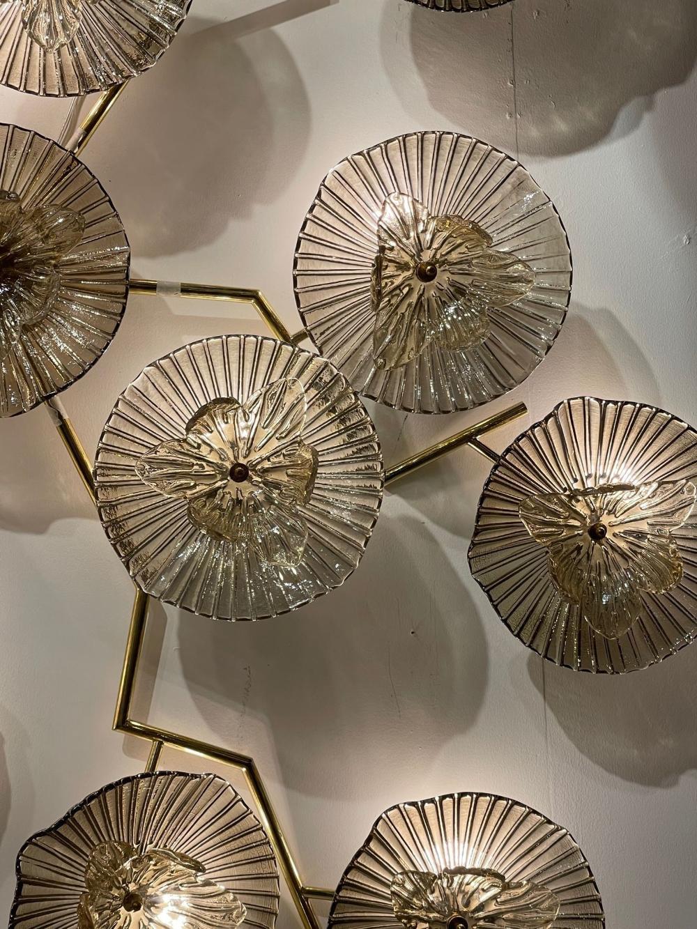XXIe siècle et contemporain Applique murale d'art moderne en verre de Murano et laiton à fleurs en vente
