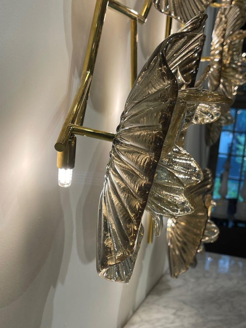 Laiton Applique murale d'art moderne en verre de Murano et laiton à fleurs en vente
