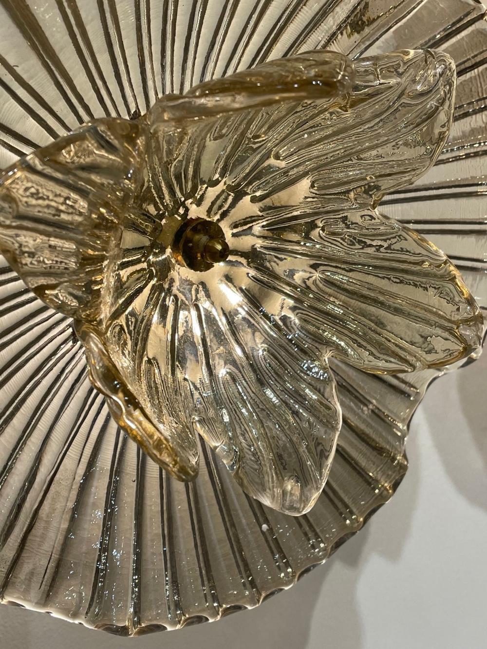 Applique murale d'art moderne en verre de Murano et laiton à fleurs en vente 1