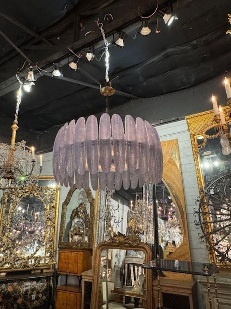 Moderna araña de cristal de Murano en suave lavanda Latón en venta