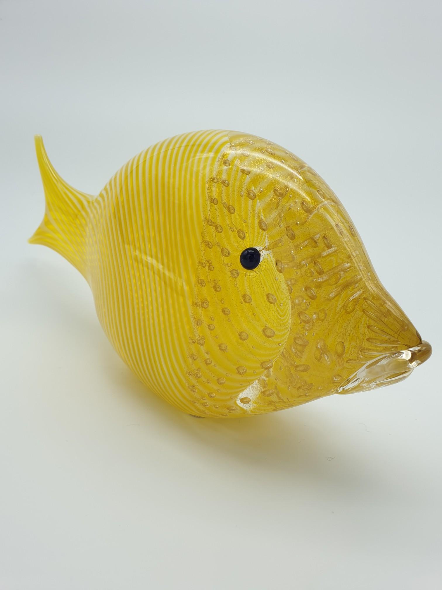 This stunning fish was handmade in Murano Italy by Gino Cenedese e Figlio in the late 1990s. This fish is to be regarded as a collector's item, since it was not part of a regular production/collection. The fish body is a bright yellow color with an
