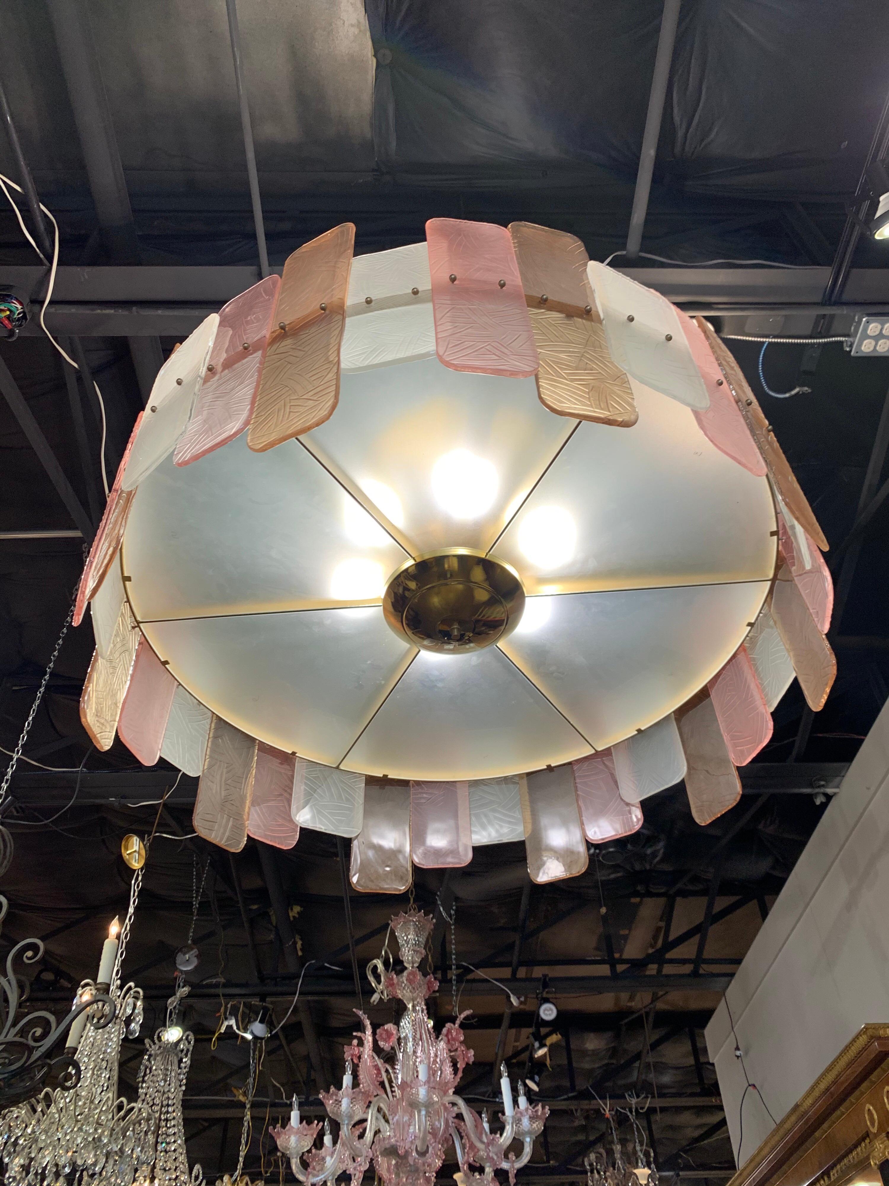 Superbe lustre moderne rond multicolore en verre de Murano. Des rectangles de verre texturés dans les couleurs rose, beige et blanc. Un luminaire très unique qui ferait une belle touche décorative !