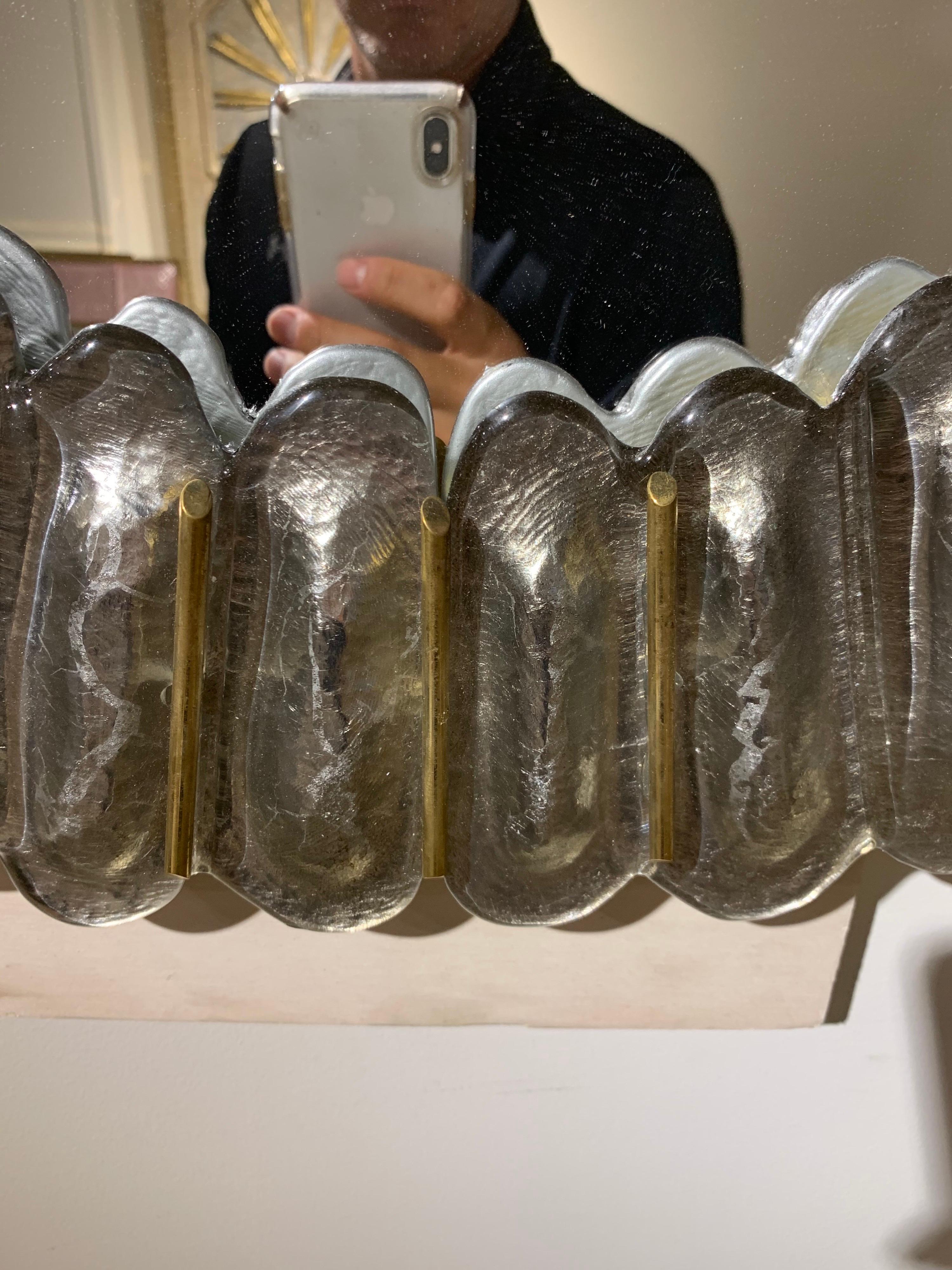 italien Miroirs ovales modernes en verre de Murano avec garniture en laiton en vente