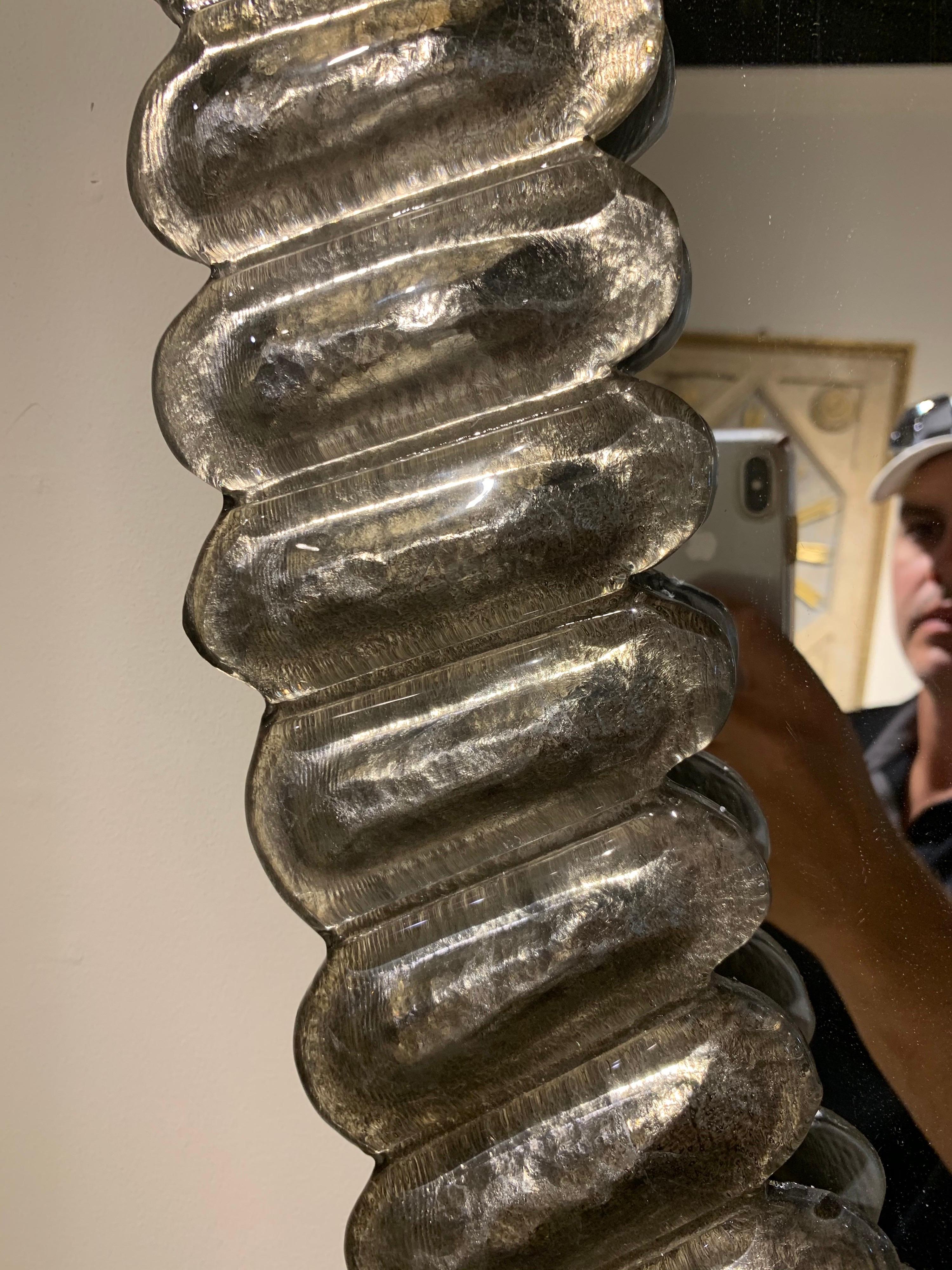 Moderne ovale Spiegel aus Muranoglas mit Messingbeschlägen im Zustand „Gut“ im Angebot in Dallas, TX