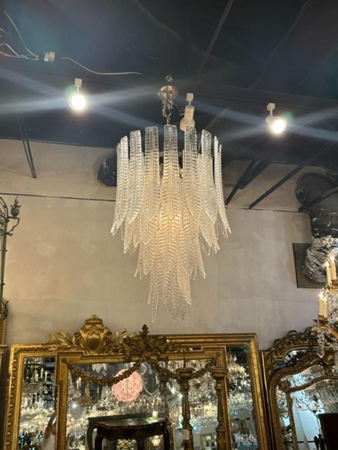 Magnifique lustre moderne en verre de Murano avec feuilles de palmier en cascade. Avec de belles feuilles de palmier en cascade. Une fixation exceptionnelle ! Note : Cet article peut se trouver actuellement dans la salle d'exposition. Veuillez vous