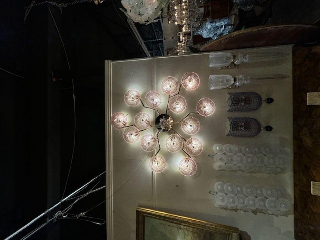 Splendida applique moderna in vetro di Murano con fiori rosa e ametista su una struttura in ottone. Una vera opera d'arte! Stupefacente.
46 dia