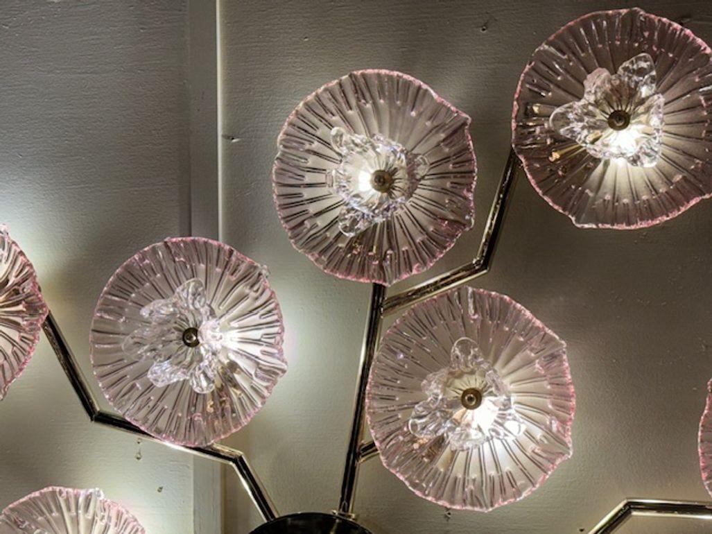 Italiano Scontrino da parete moderno in vetro di Murano con fiori rosa e ametista in vendita