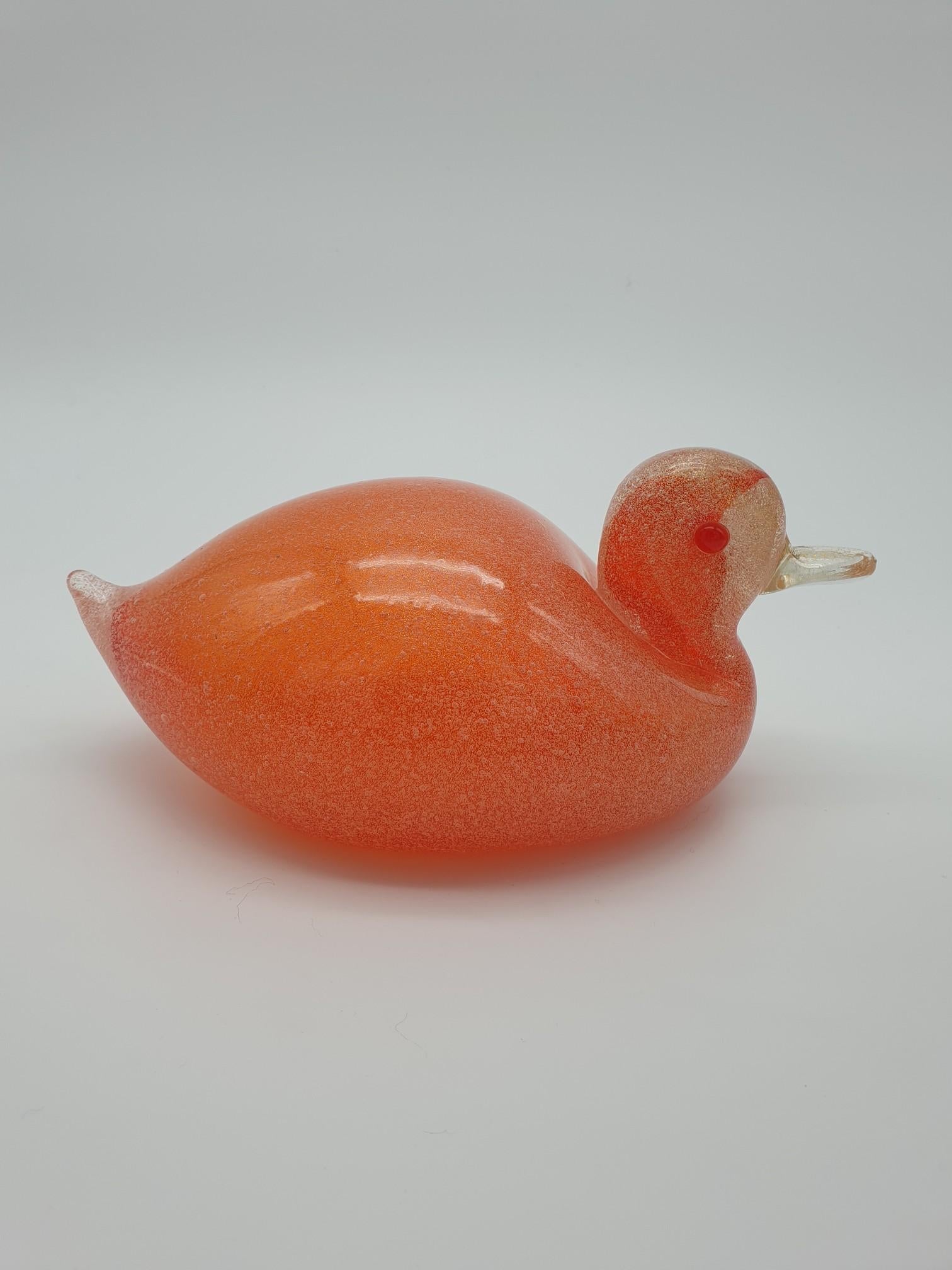 A different take on birds by Cenedese: this glass duck in a bright orange color has been handmade at Gino Cenedese e Figlio in Murano using the 