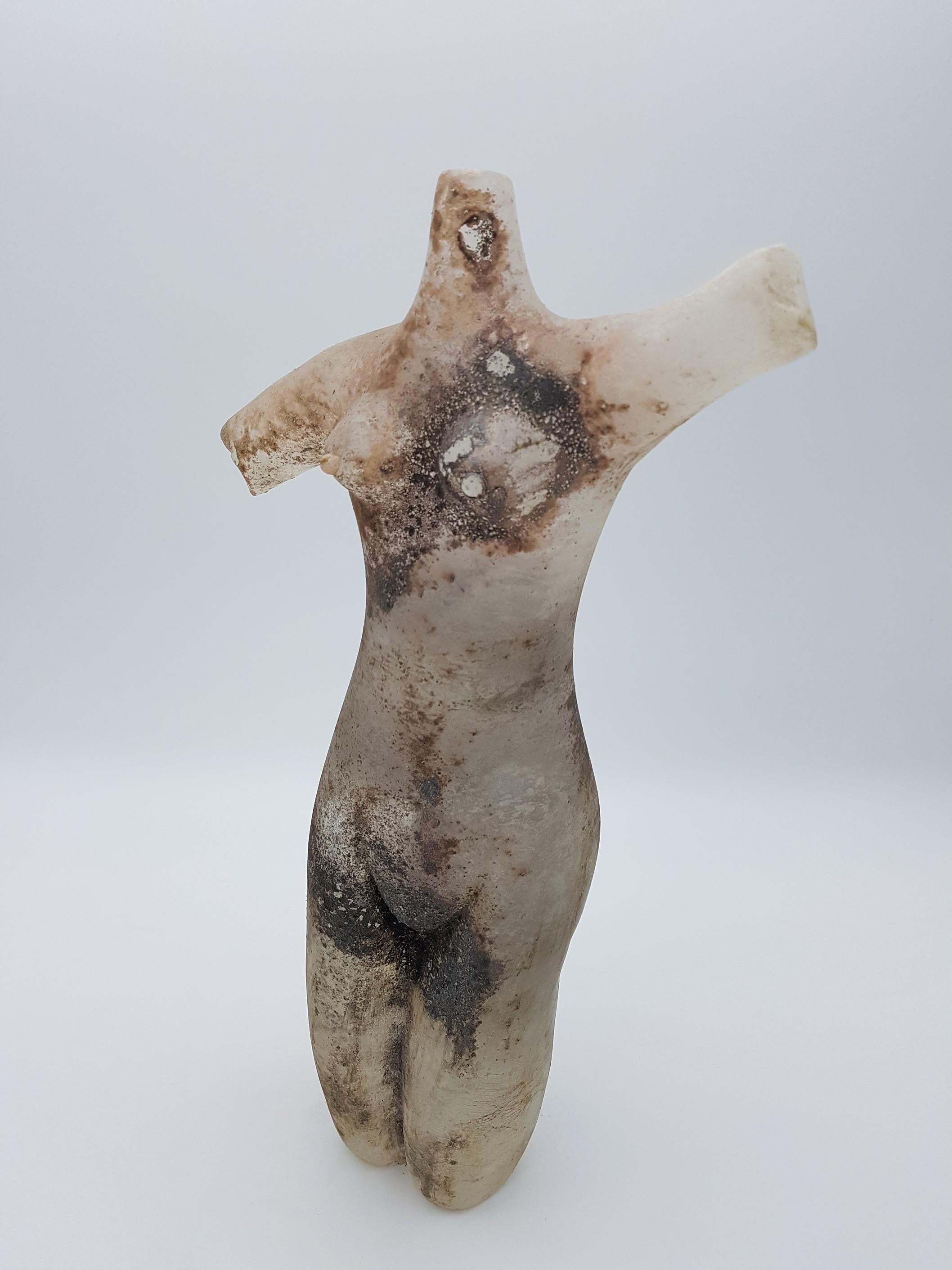This modern large Murano glass sculpture, handmade by Gino Cenedese e Figlio in the mid-1980s, depicts a feminine torso reminiscent of ancient Greek statues. This ice-white glass sculpture is purposely covered with darker 