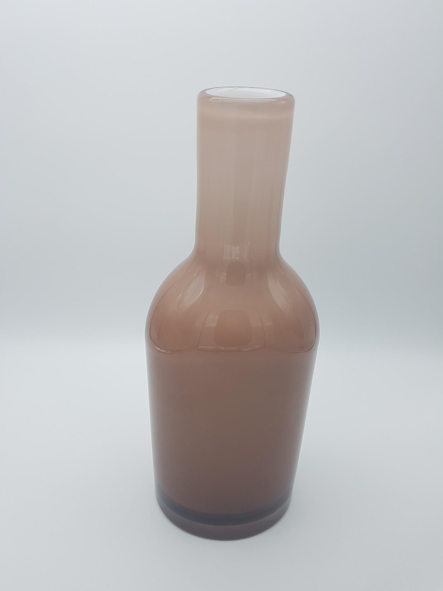 This modern, neutral color vase has been manufactured in Murano by the Gino Cenedese e Figlio glass-factory in the late 1990s, using the 'incamicato' technique. 'Incamiciato' glass is composed of one or more cased layers: Generally, colored