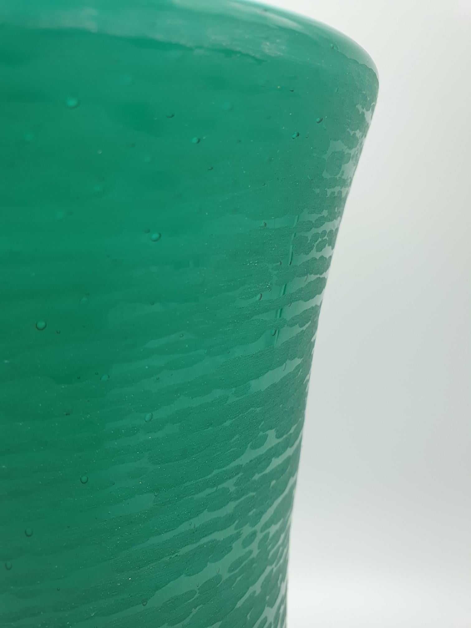 Another modern and elegant Murano glass vase by Gino Cenedese e Figlio. The production of this flared-mouth piece was carried out in the beautiful island of Murano in the early 1990s, starting with the mouth-blowing and ending with the