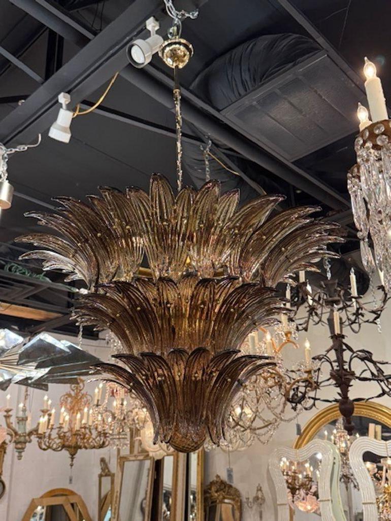 Grazioso lampadario moderno in vetro di Murano Palmette in colore tabacco 