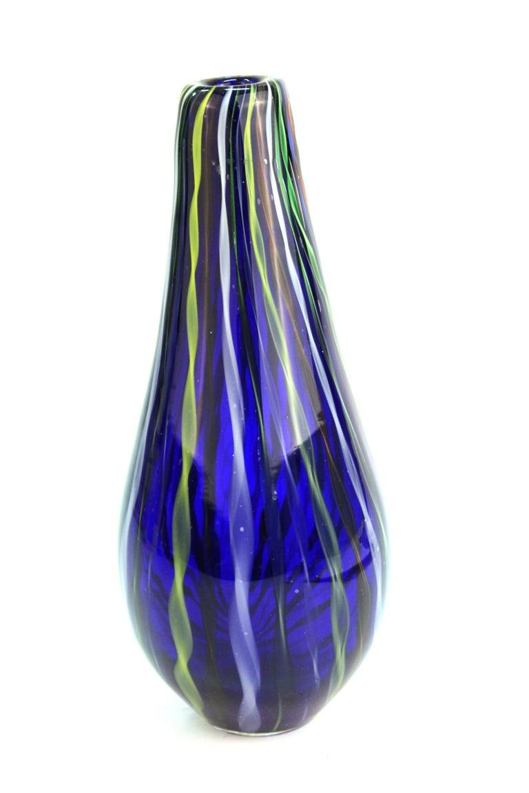 Modern Murano Studio Art Glass Vase with Twisted Stripes Motif In Good Condition For Sale In New York, NY