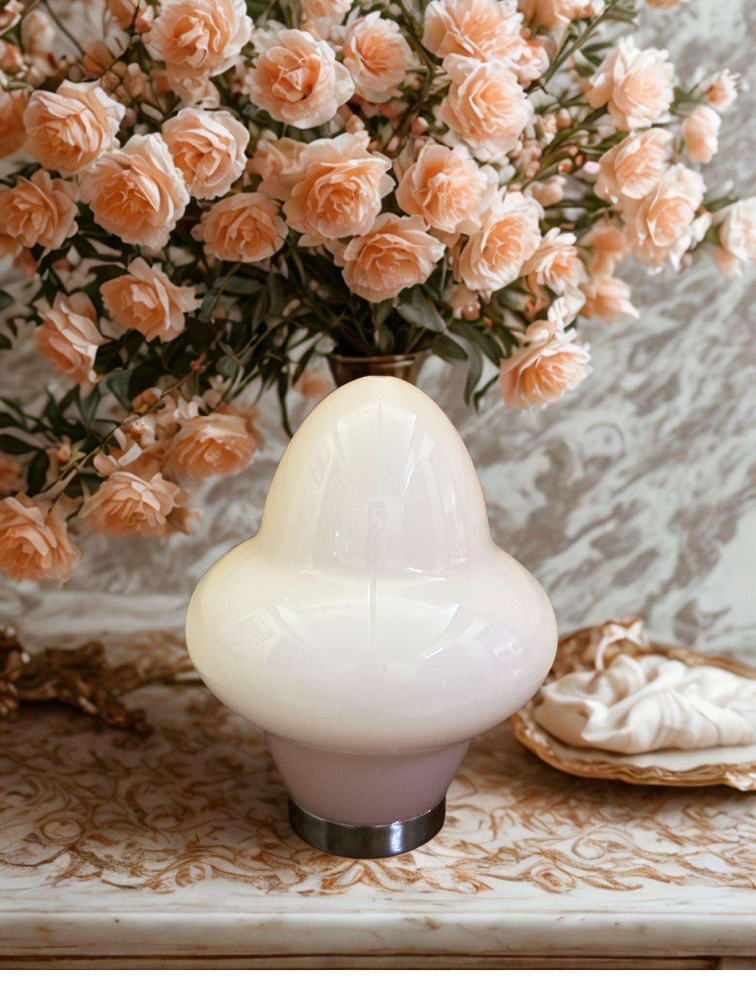 Schöne Tischlampe aus mundgeblasenem Murano-Glas in rosa Farbtönen.
Entworfen von Ettore Sottsass für Venini und hergestellt 1994.
Der Glasschirm ist mit 