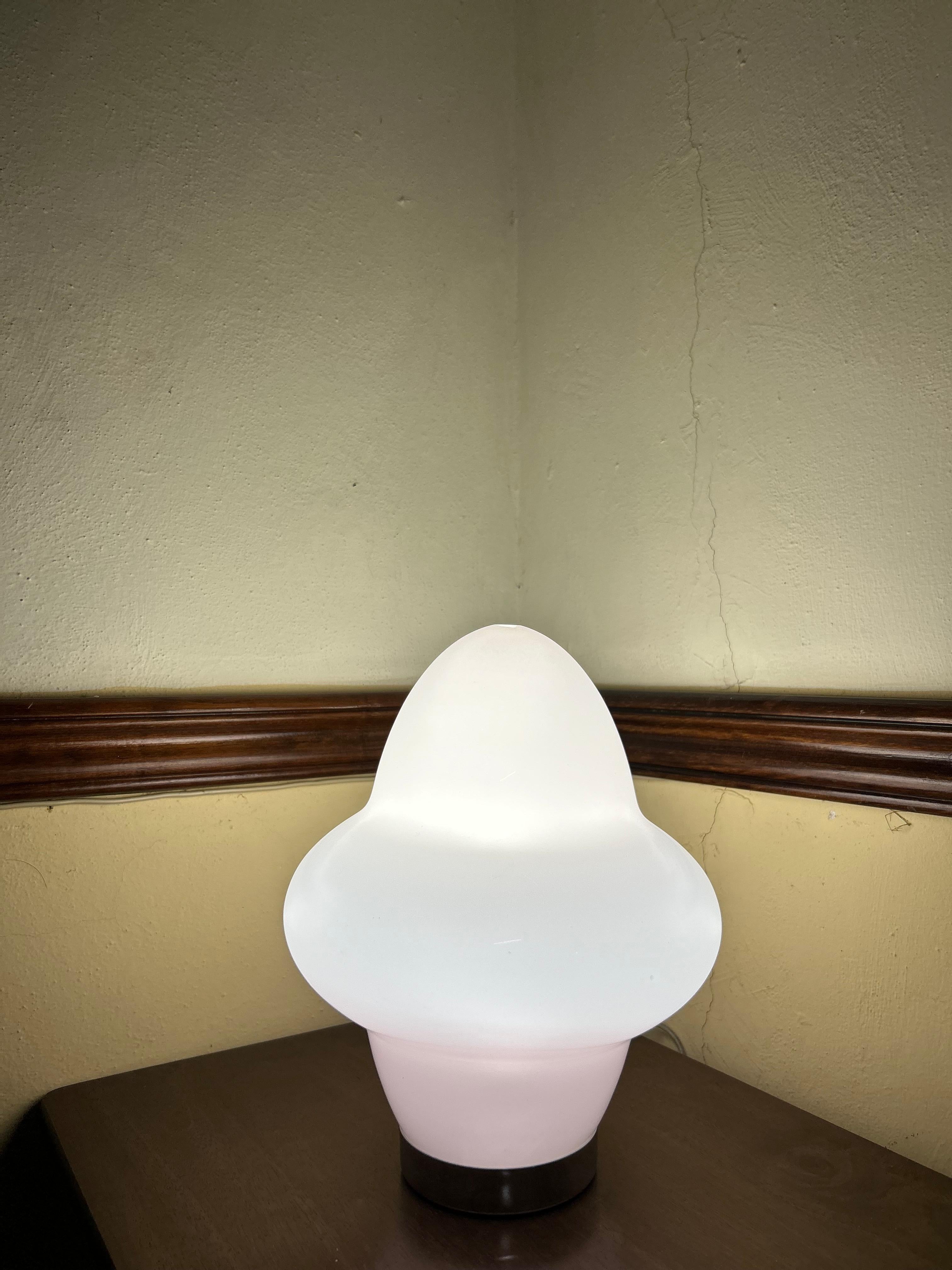 Moderne Murano-Tischleuchte von Ettore Sottsass für Venini, signiert ca. 1994 im Angebot 1