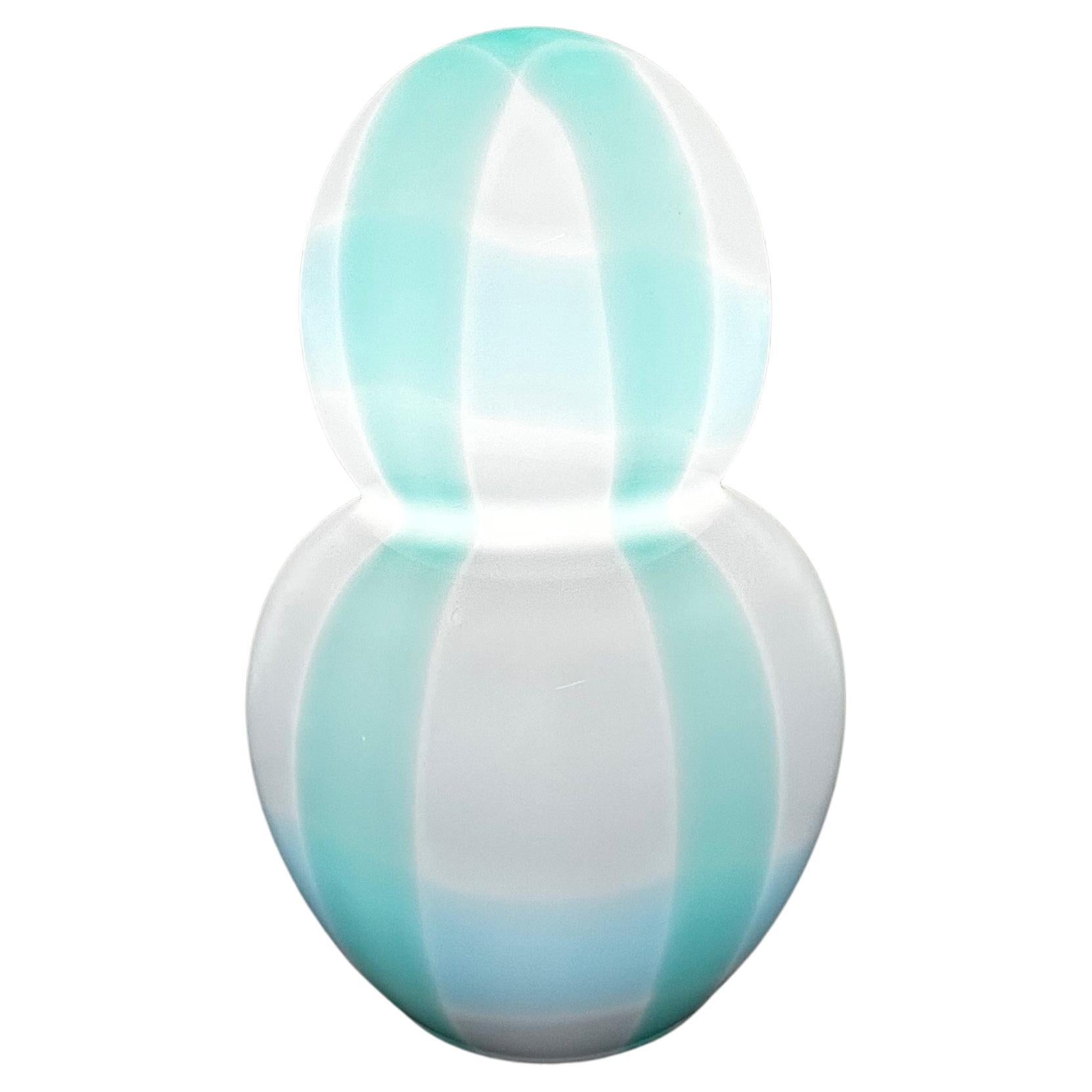 Magnifique lampe de table en verre de Murano soufflé à la main au design unique dans les couleurs aqua et bleu.
Conçue par Ettore Sottsass pour Venini et fabriquée en 1995.
L'abat-jour en verre est signé 