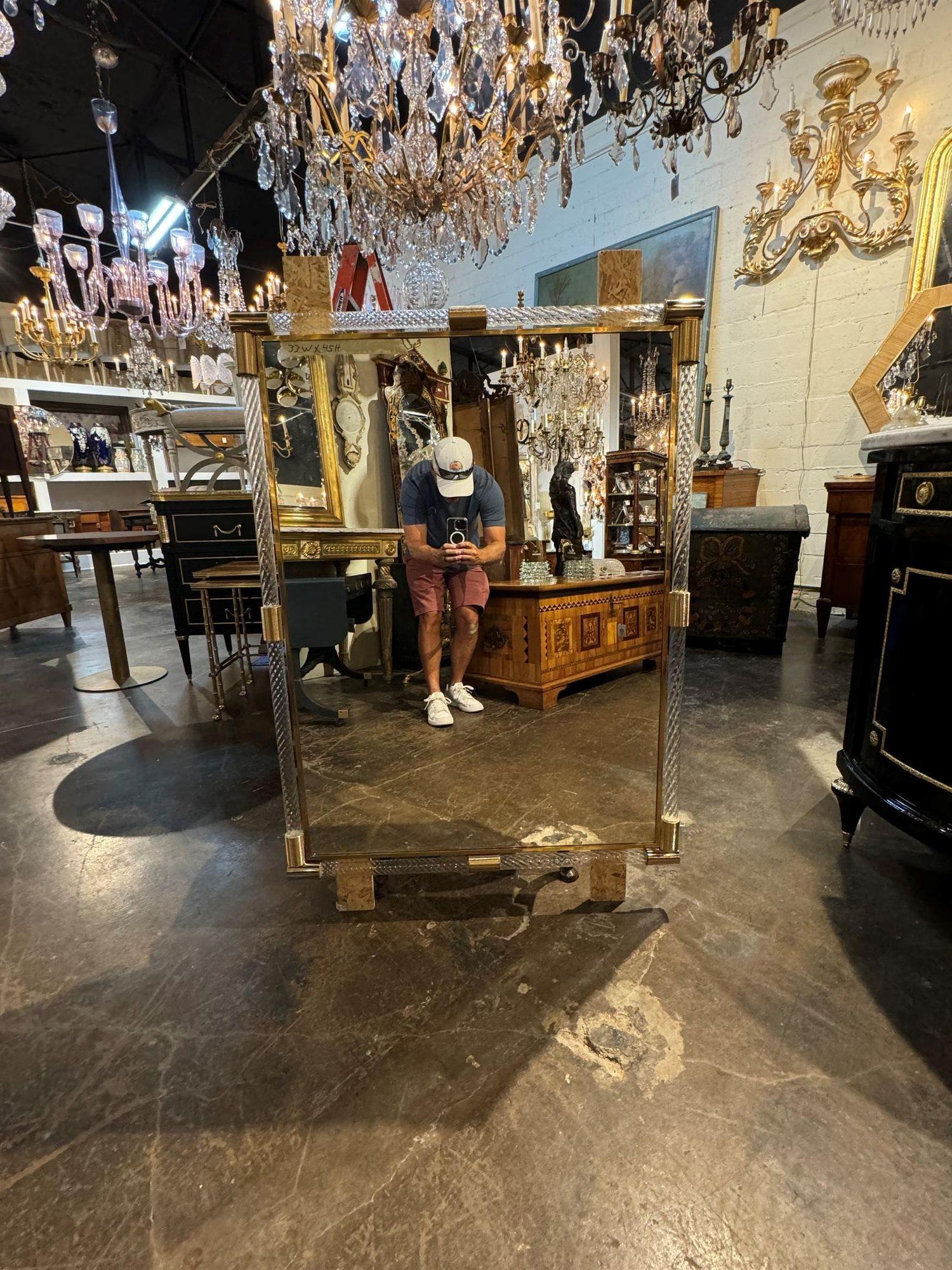 Bellissimo specchio in vetro di Murano e ottone. Un complemento perfetto per una casa incantevole che si adatta a una varietà di decori. Bello! Nota: ne sono disponibili quattro. Il prezzo indicato si riferisce a un esemplare