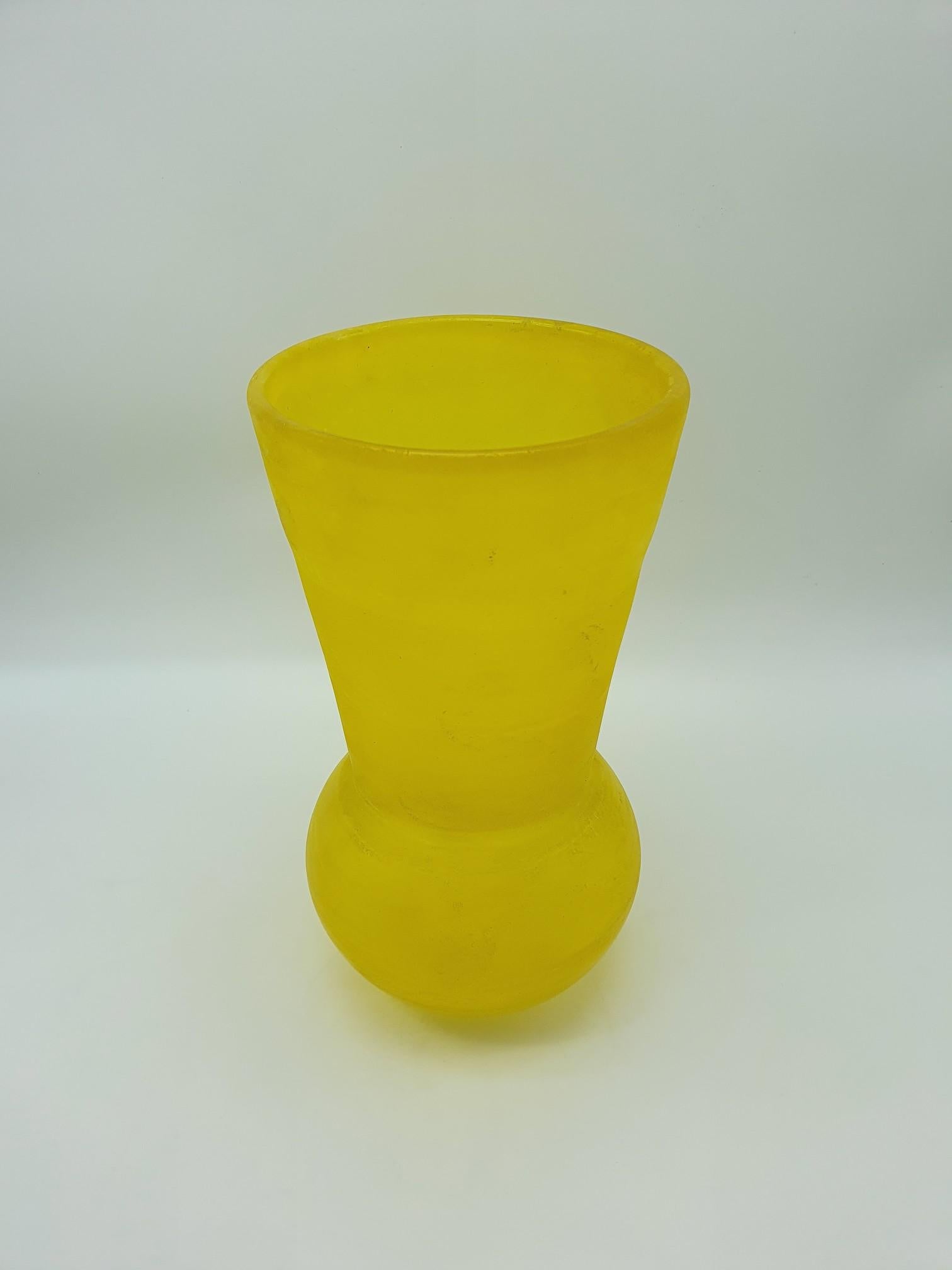 A yellow “scavo” glass vase by Gino Cenedese e Figlio, completely handmade in Murano in the mid-1980s. This modern vase is a refined example of simplicity in design, distinctive of all items in the Cenedese’s “scavo” collection. This piece features